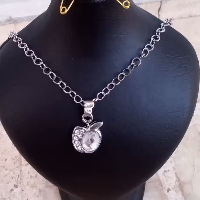 گردنبند زنانه و دخترانه سیب نقره ای رنگ ثابت دست ساز نیل