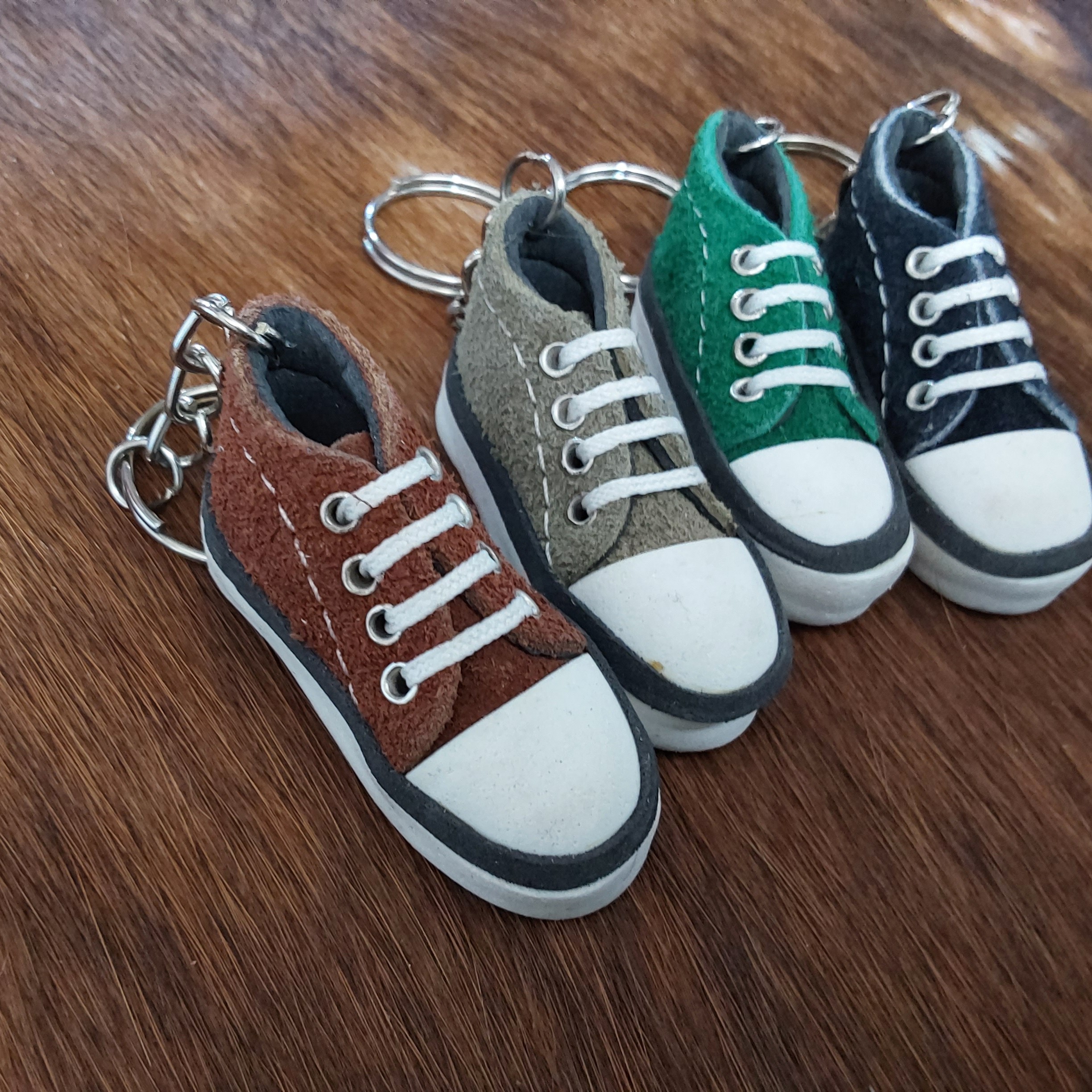 جاکلیدی چرمی طرح کفش الستار ساق بلند در رنگهای مختلف