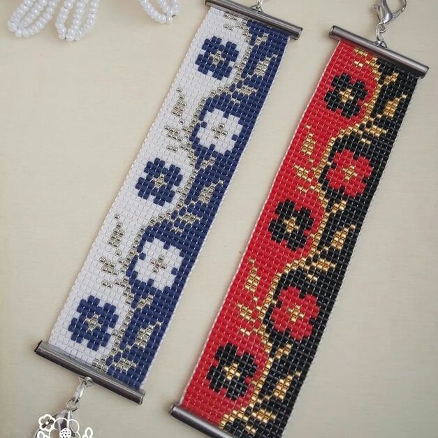 دستبند مونجوق‌بافی طرح گل