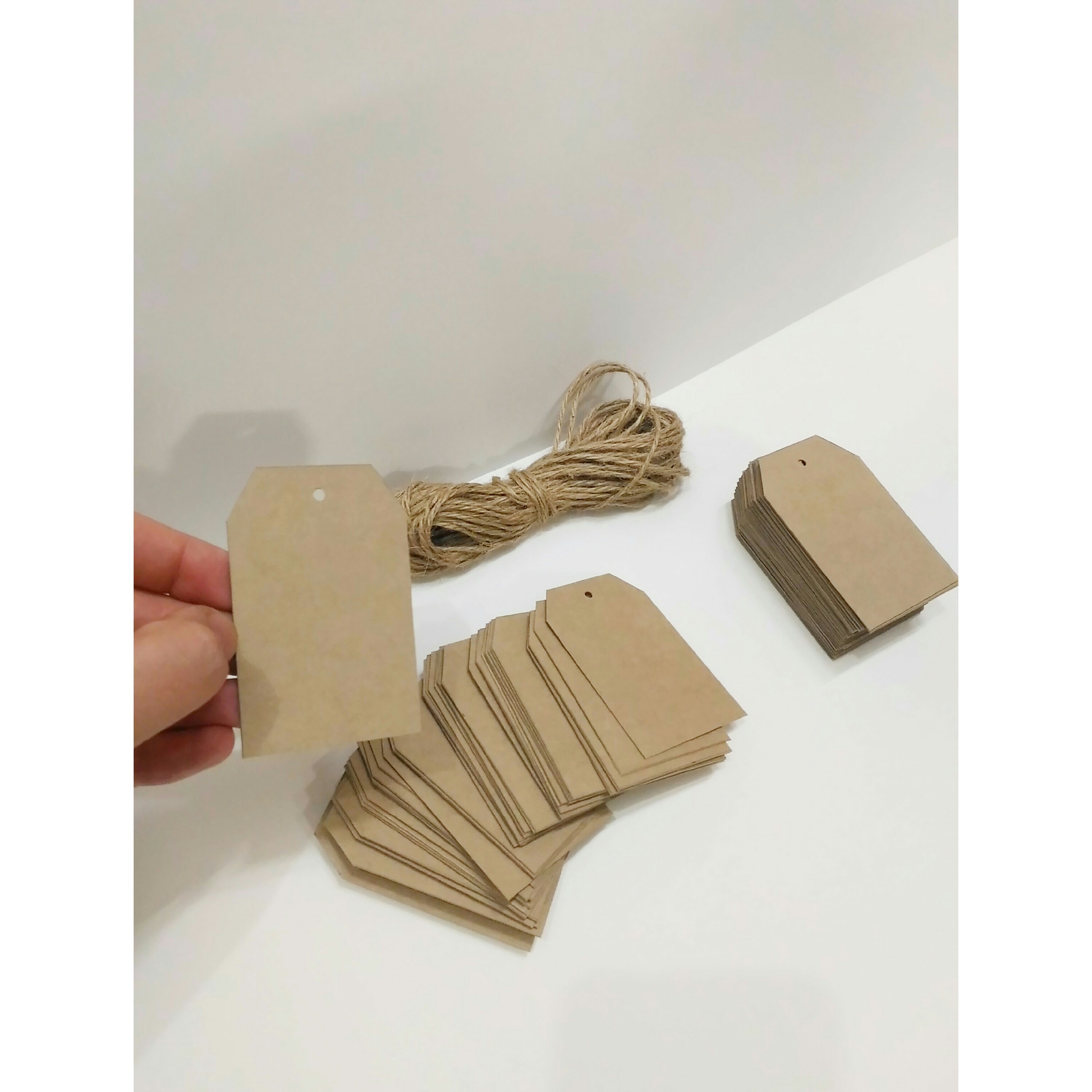 اتیکت مقوایی کرافت  بسته 50 عددی تگ خام  پانچ شده همراه با 10 مترنخ کنفی 