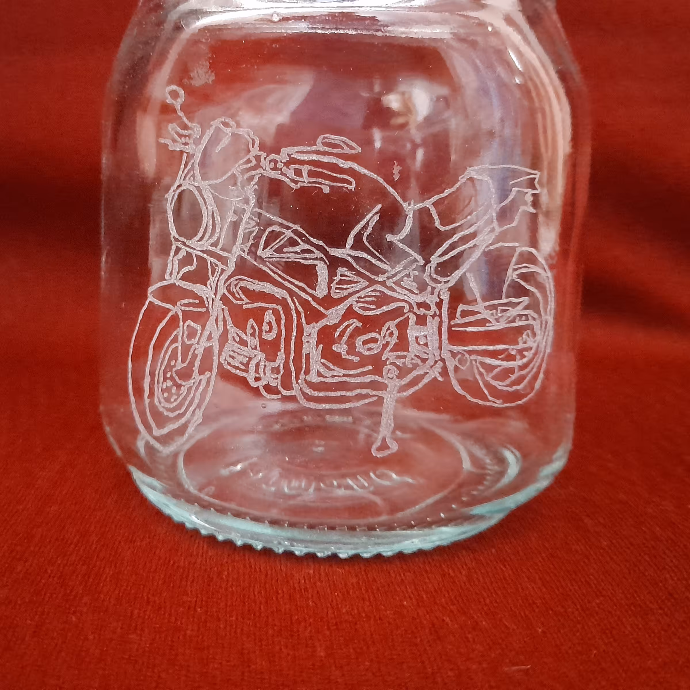 حکاکی طرح موتور روی ظرف آشپزخانه (عکس نمونه کار) طرح دلخواه پذیرفته میشود