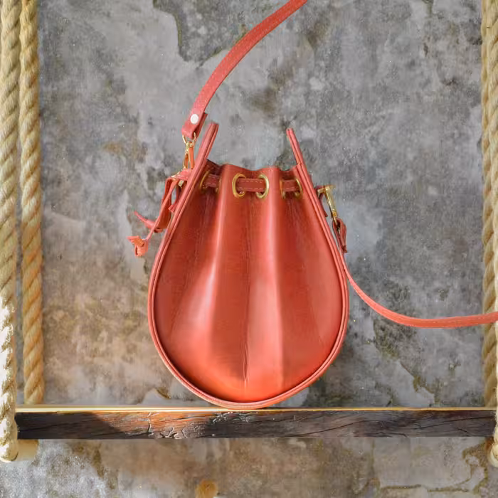 کیف دوشی دخترانه فانتزی چرم طبیعی صورتی خاص و هنری ترند