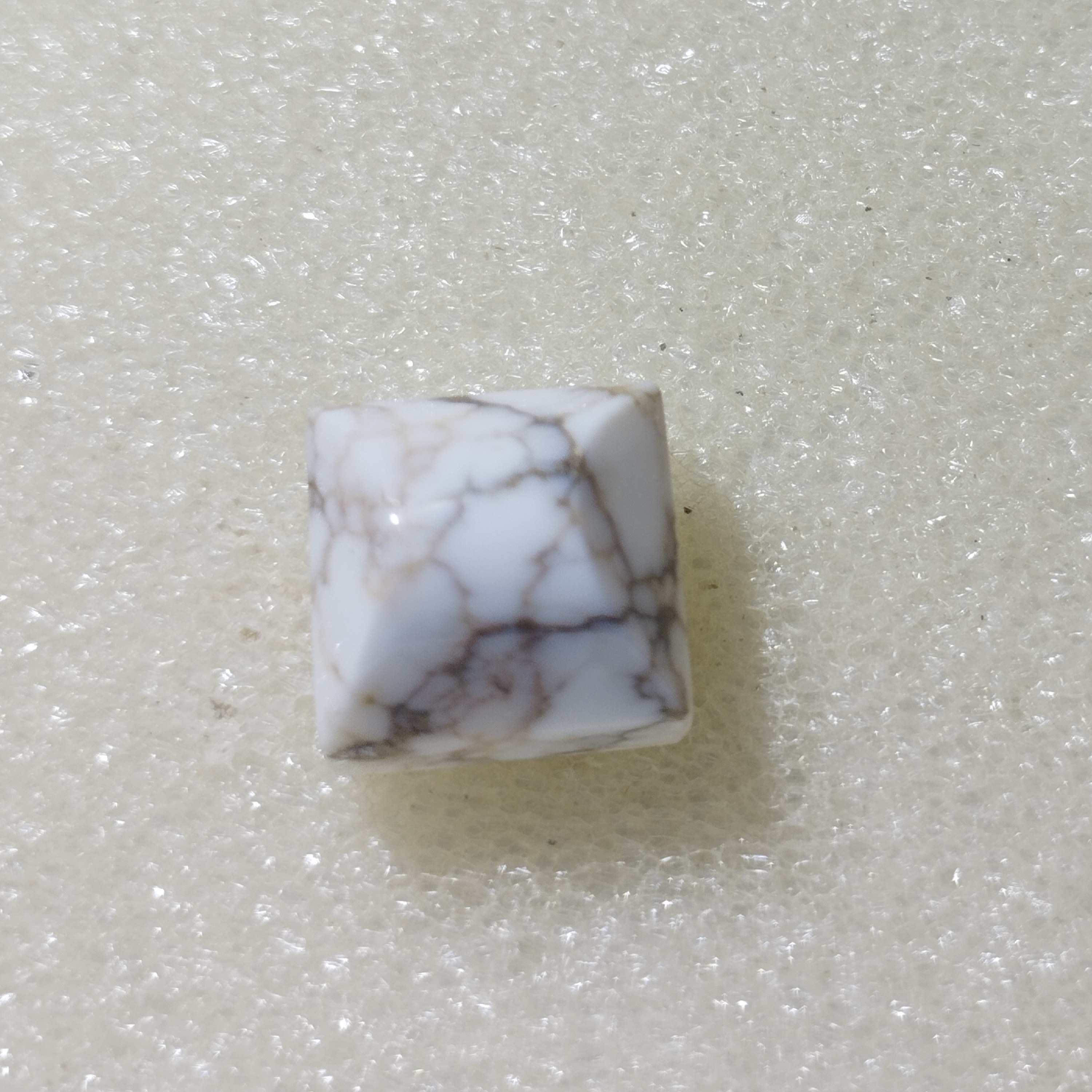 نگین هائولیت معدنی دستساز قد 13میلیمتر پهنا 13میلیمتر 