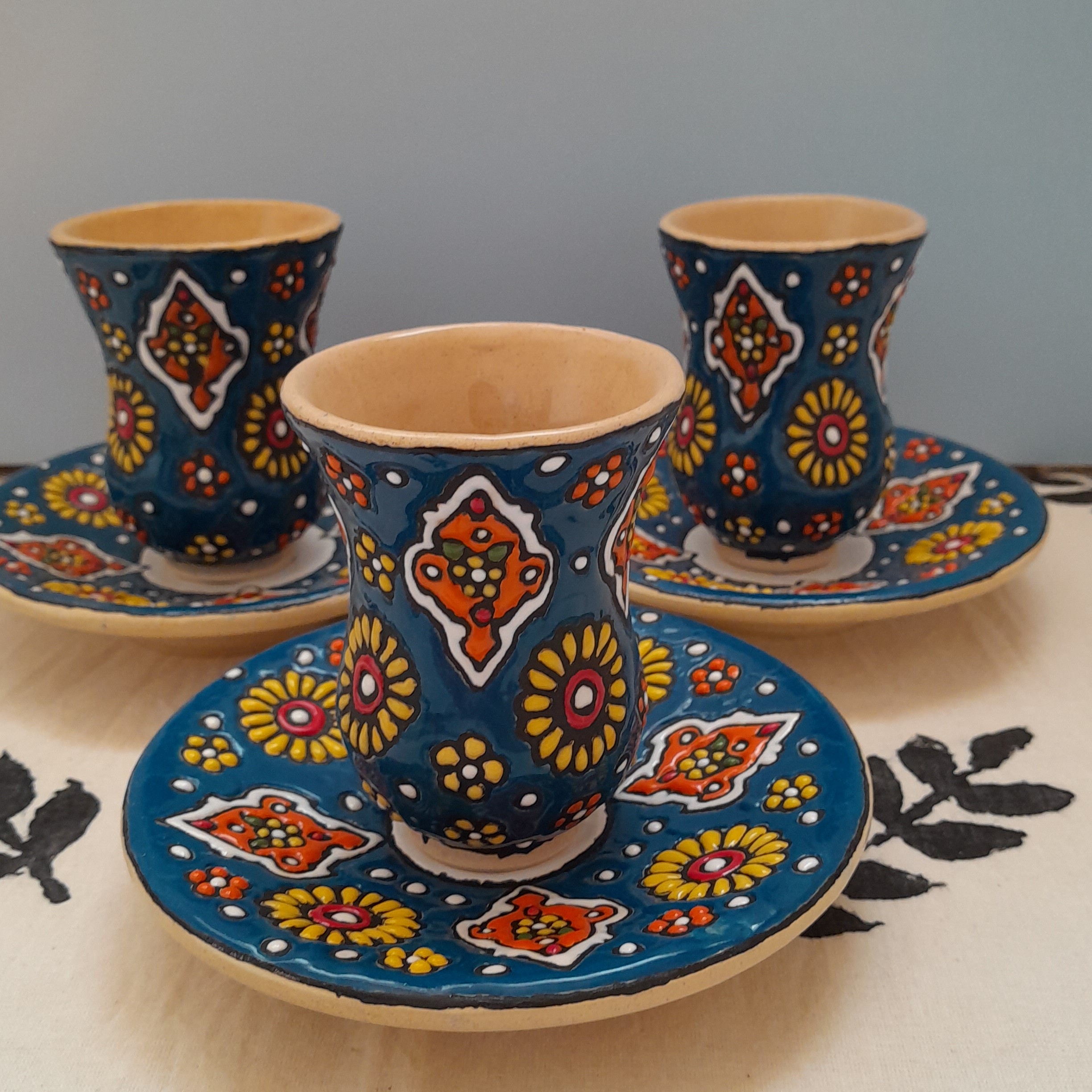 فنجان کمرباریک و نعلبکی
