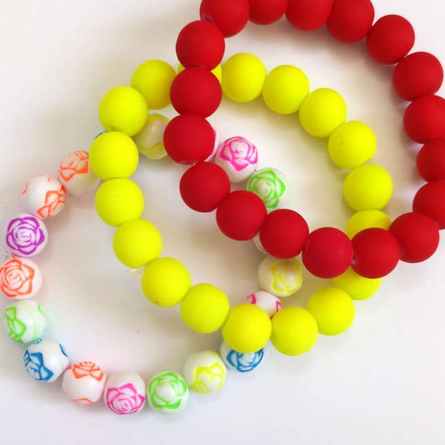 دستبند ساده خوشگلمون در همه رنگی.میتونید با لباستون ست کنید