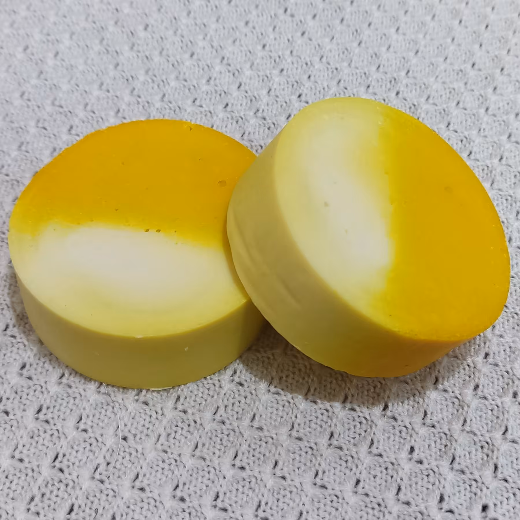 صابون مرطوب کننده برپایه روغن نارگیل و زیتون(ضد لک و ضد اکنه)زنانه مردانه بچگانه دخترانه ارایشی بهراشتی لباس مهمانی