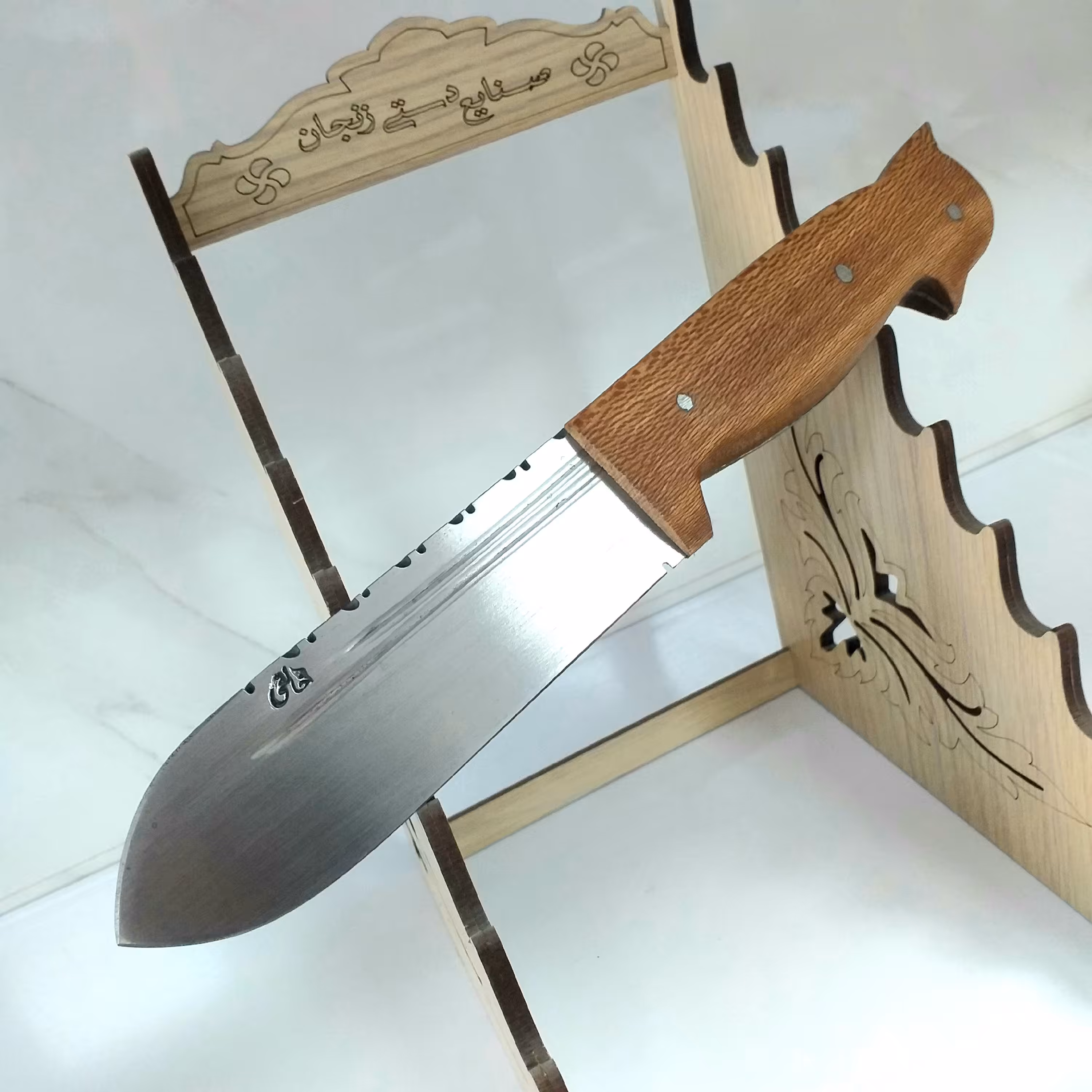 چاقوی زنجان چاقوزنجان چاقو شکا  ری فولادی 26 سانت دست ساز استادخالقی زنجان طول تیغه 14 سانت ضخامت تیغه 3 میل دارای غلاف 