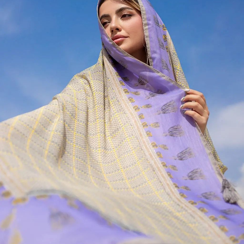 شال کاملا نخی طرح گندم بسیار نرم و راحت ایستایی روی سر عالی