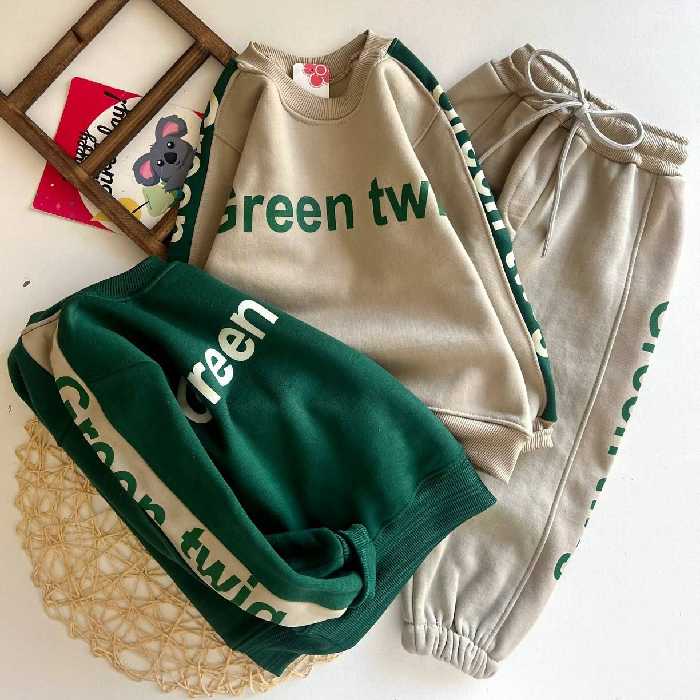 آستین بلند پاییزه  ست گرین
جنس  دورس داخل کرکی اسپان
دو رنگ سبز یشمی و کرمی هم دخترانه و هم پسرانه
 از سایز45تا60
