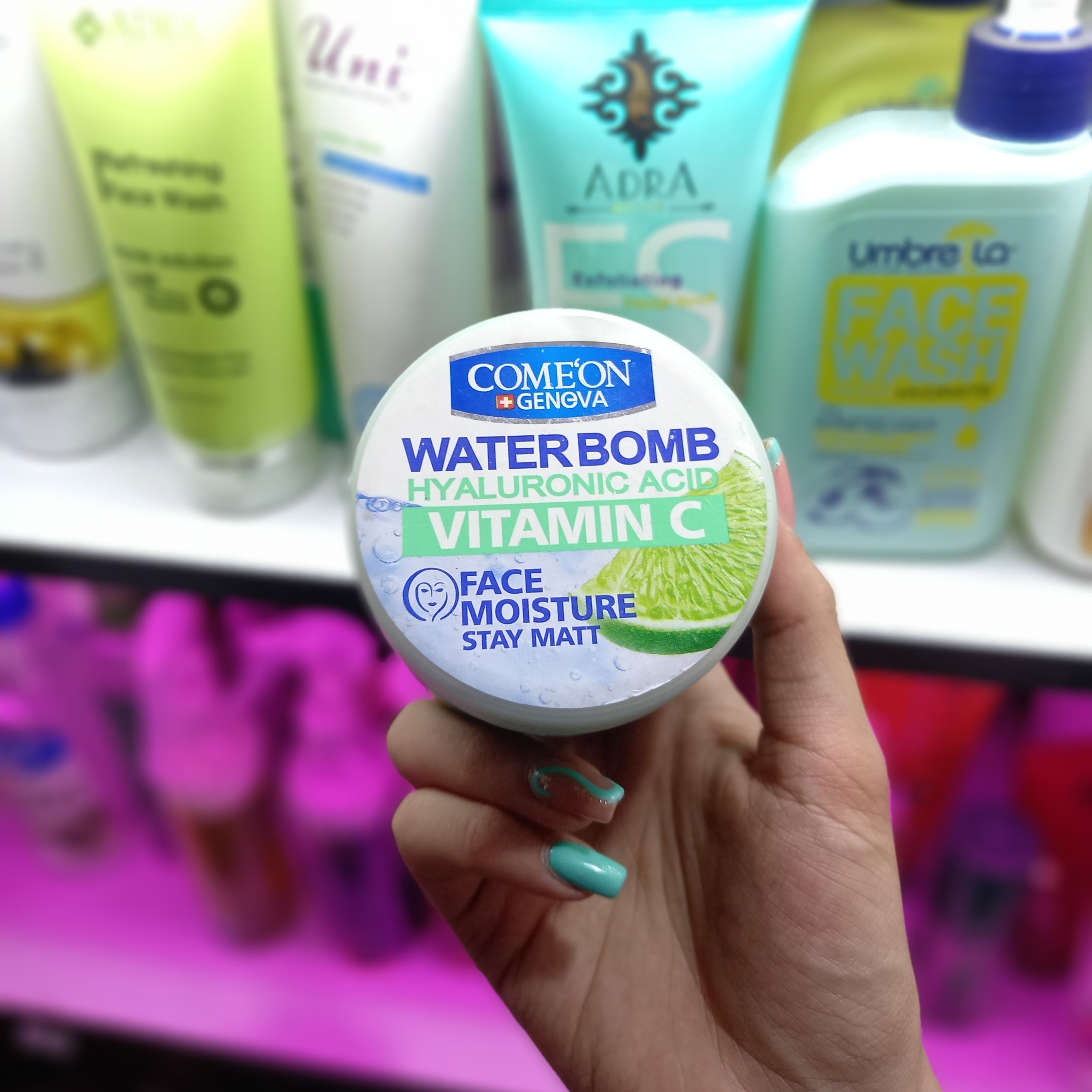 کرم آبرسان حاوی ویتامین c کامان.حاوی هیالورونیک اسید