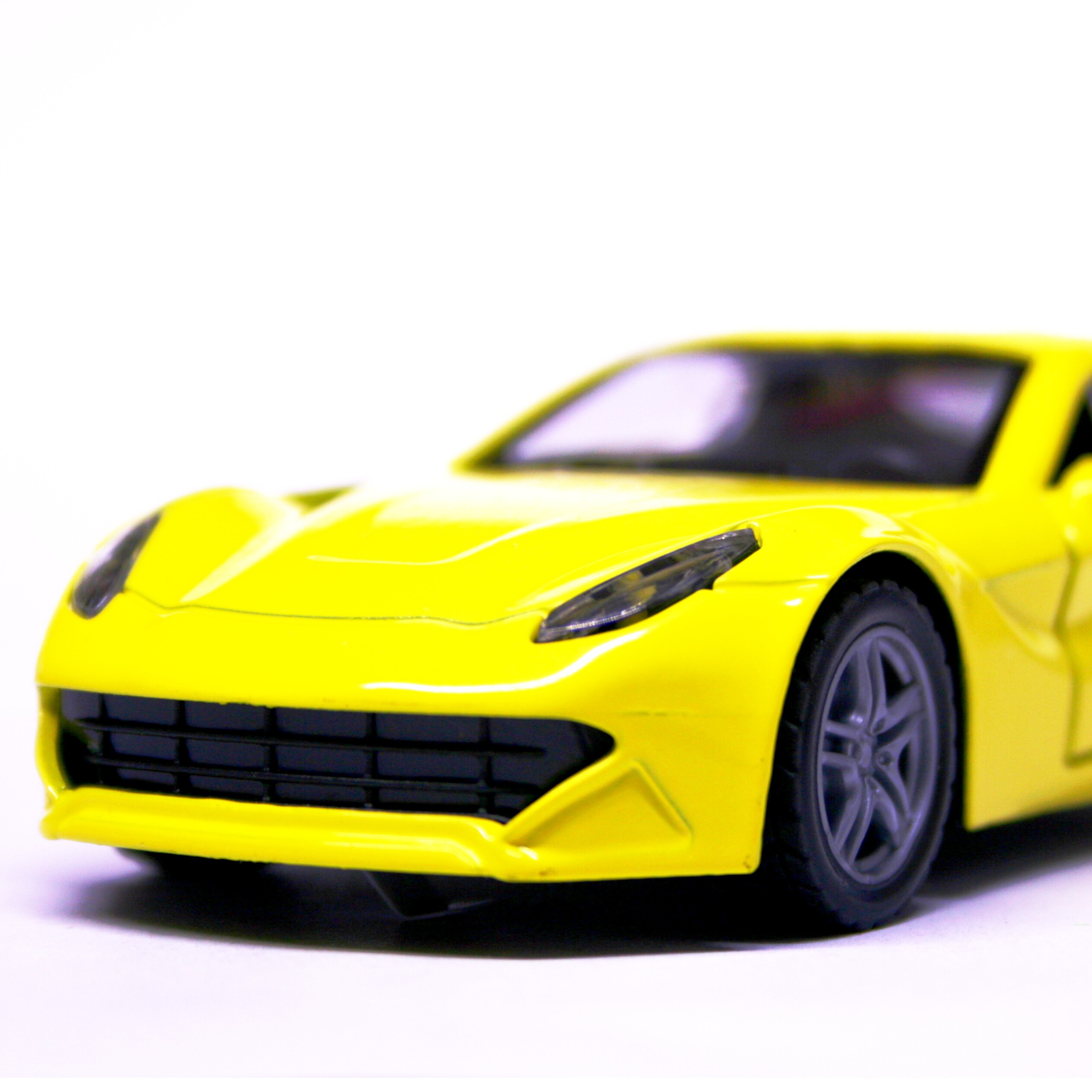 ماکت ماشین فلزی جعبه دار شورلت کوروت زد 51 (2014 Chevy Corvette Stingray Z51 Convertible) موجود به رنگ زرد متالیک