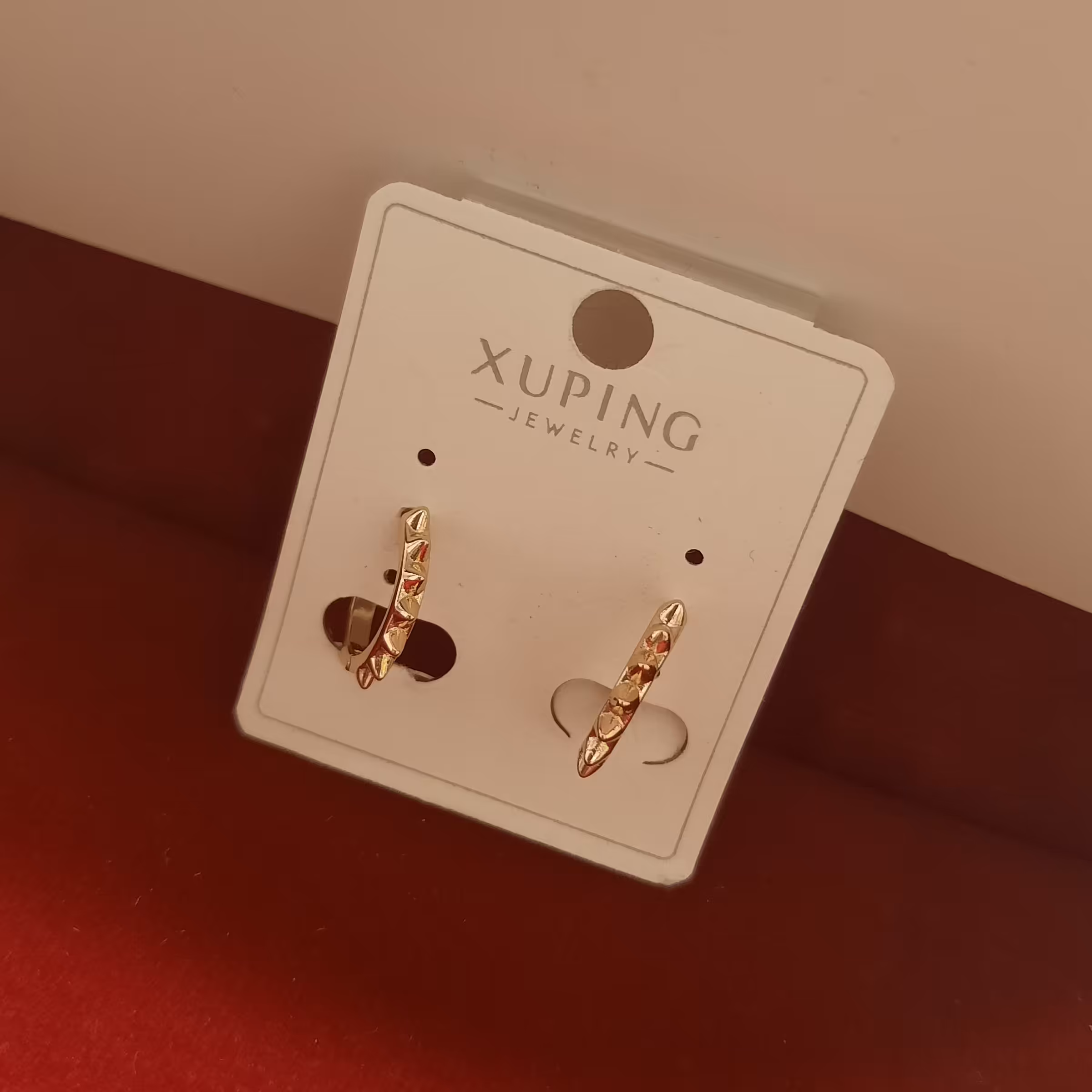 گوشواره زنانه مدل حلقه ای خاردار برند ژوپینگ بارکد دار طلایی رنگ ثابت