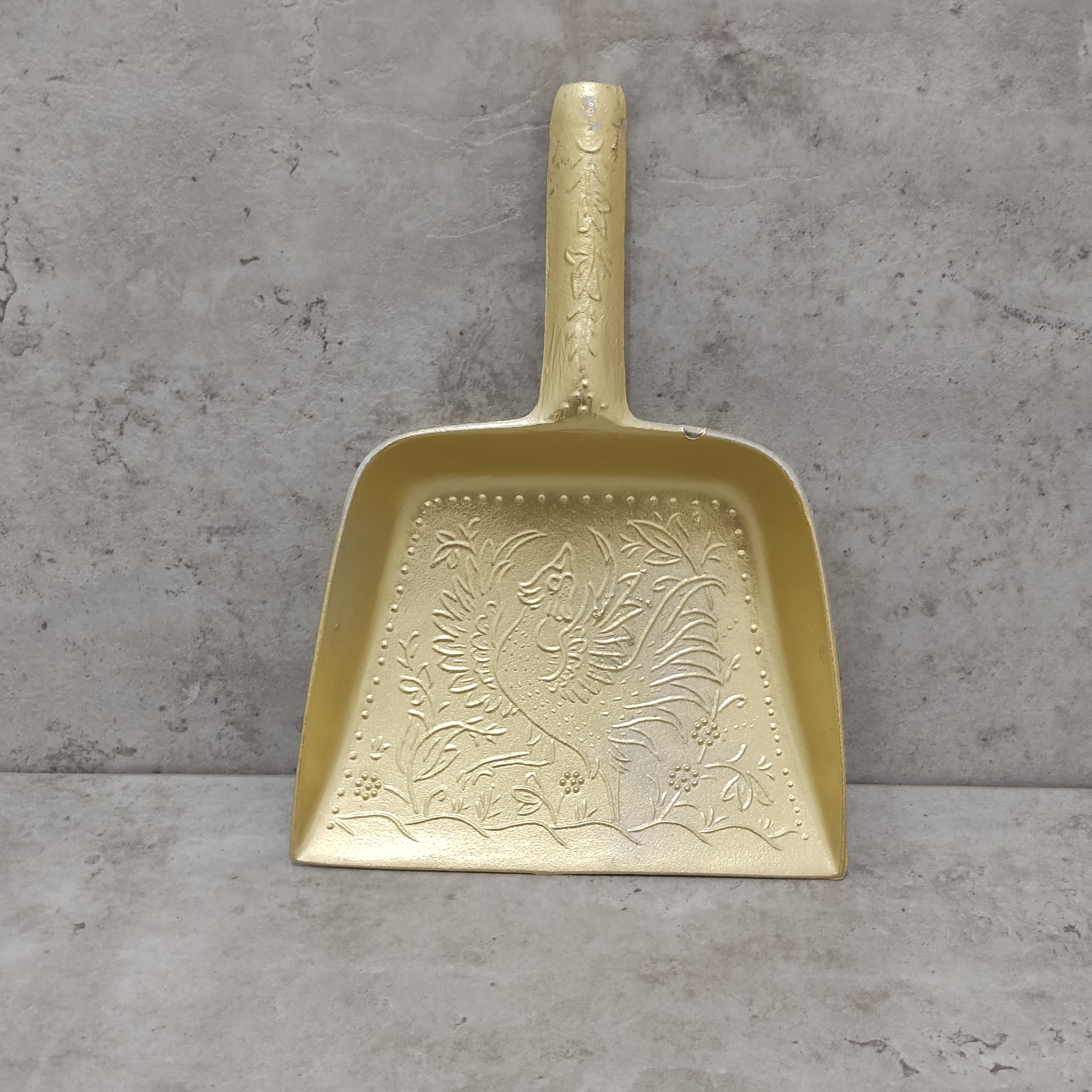 خاک انداز  روحی .خاک انداز آلومینیوم در  رنگ طلایی طرح برجسته طول 27 سانت و عرض 19سانت وضد زنگ و طرح زیبا و جنس عالی 