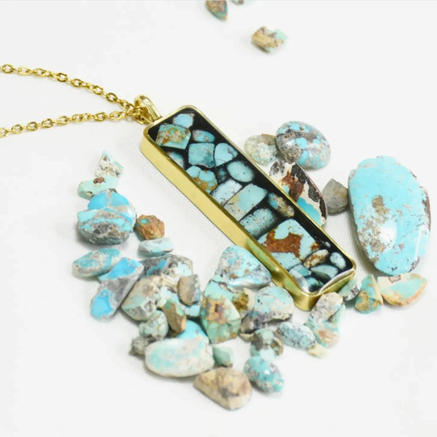 گردنبند پلاک سنگ  فیروزه جنس استیل طلایی و روکش رزین زمینه مشکی همراه با زنجیر 