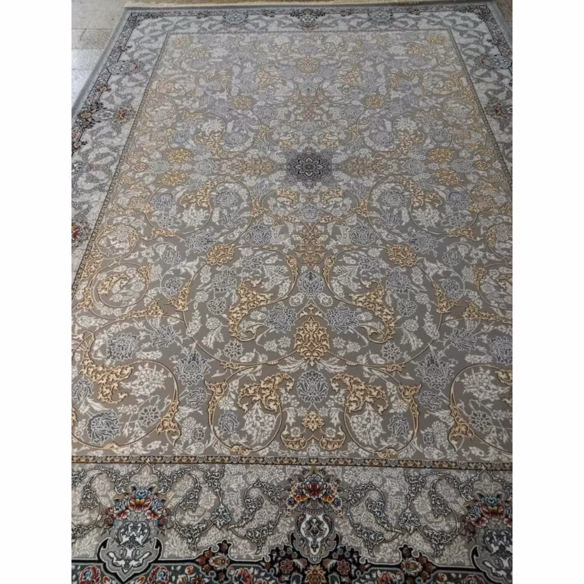 فرش ماشینی 700 شانه اصل تراکم 2550 طرح افشان اسلیمی طلاکوب زمینه نقره ای 12 متری جنس اکرولیک