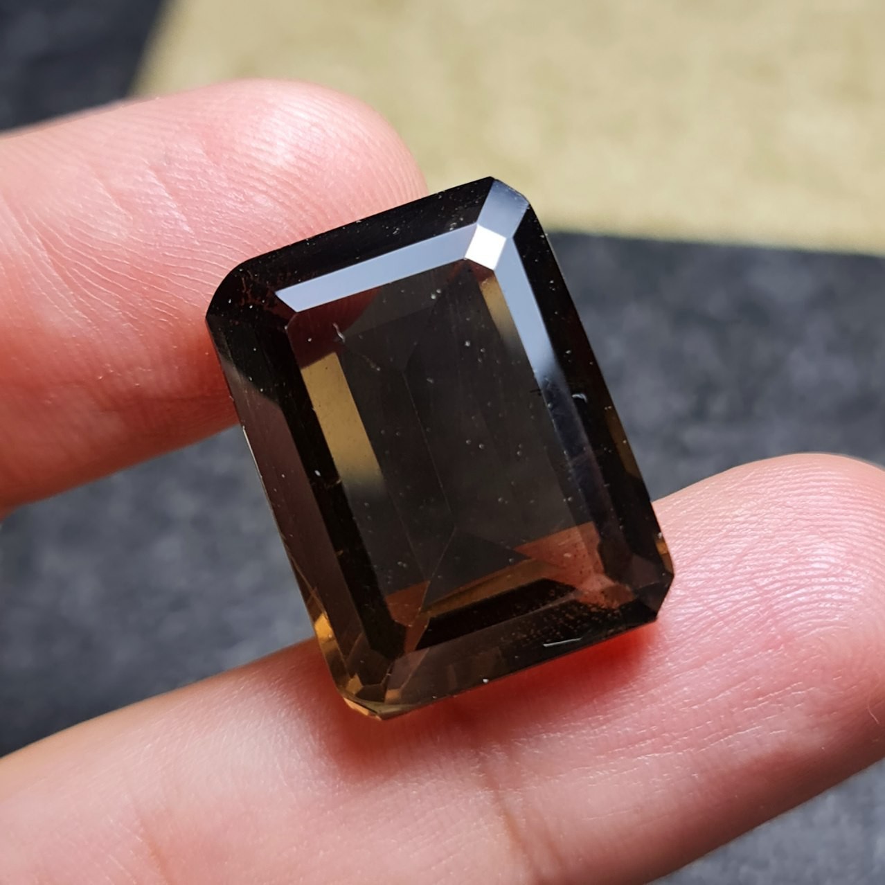 نگین درشت زیبای سنگ کوارتز دودی معدنی آفریقایی با وزن 29 قیراط 
کد  28753
