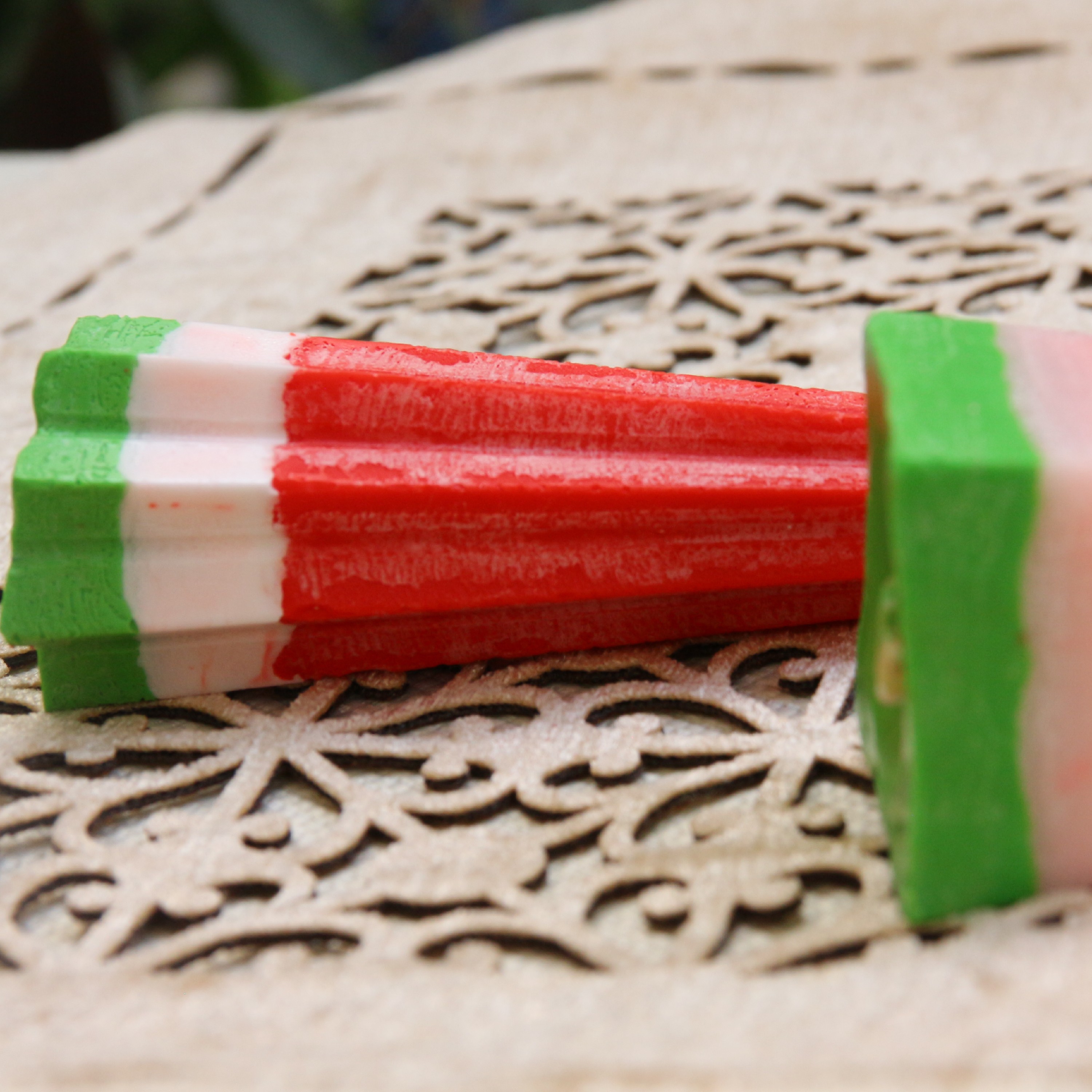 شمع هرمی شکل یلدایی معطر کار شده با ترنسفر  و در چند رنگ دارای فیتیله دیرسوز