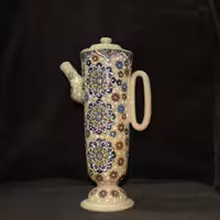 قوری بلند فانتزی.رنگ کرم.طرح میناکاری.کوره رفته.لعابدار.کاردست.ارتفاع 25سانت .