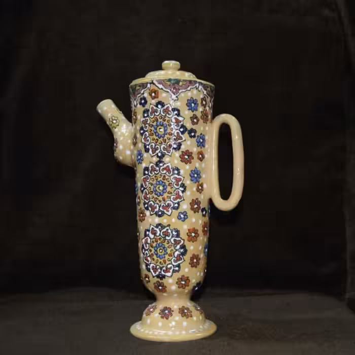 قوری بلند فانتزی.رنگ کرم.طرح میناکاری.کوره رفته.لعابدار.کاردست.ارتفاع 25سانت .