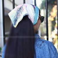 دستمال سر نخی سفید یا دستمال گردن(باندانا)طرح پر آبرنگی زرد و آبی و صورتی پاستلی