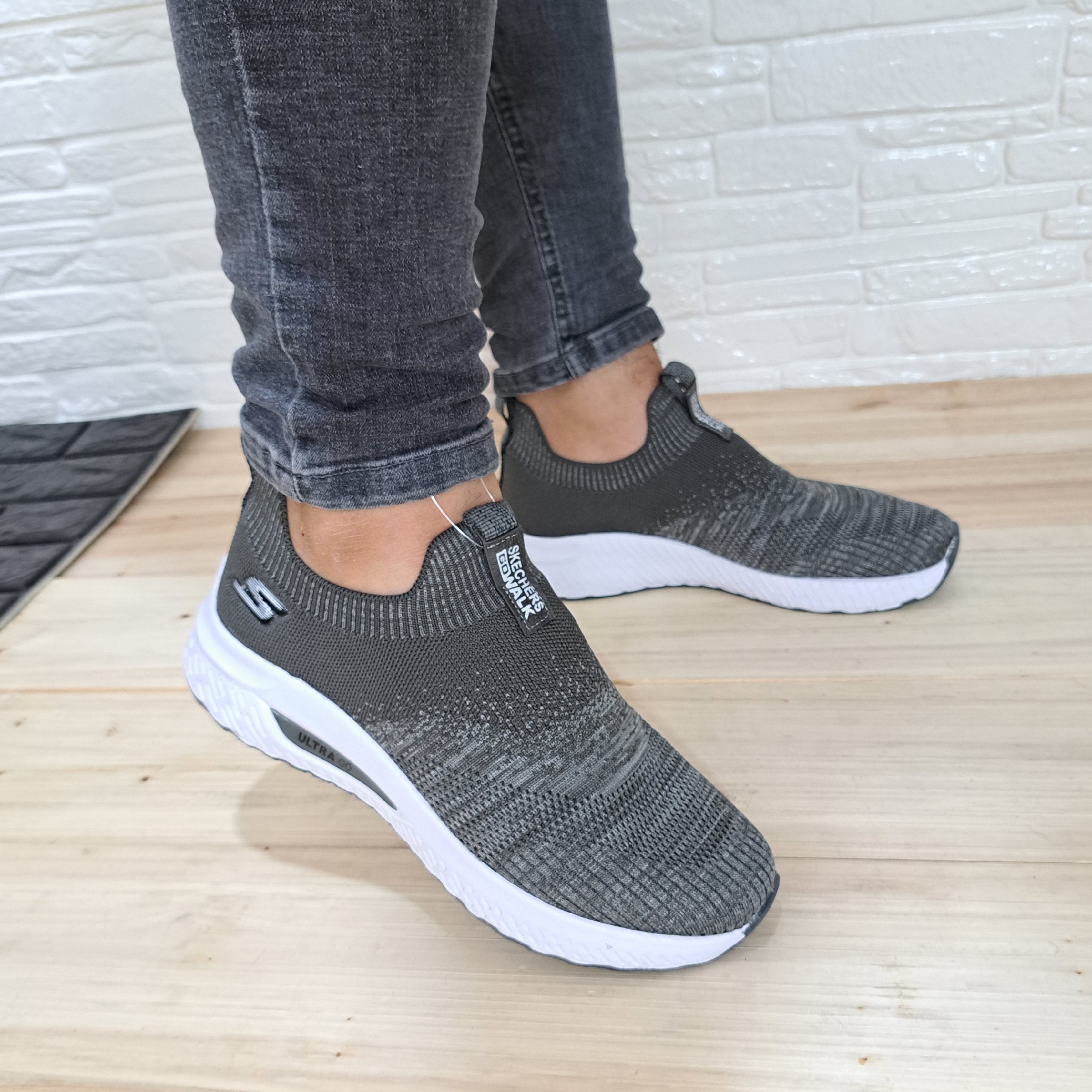 کفش بی بند جورابی بسیار سبک راحت بدون بند مناسب پیاده روی  مارک اسکیچرز سایز 42 و 44 موجود در کفش پاپوش بهبهان