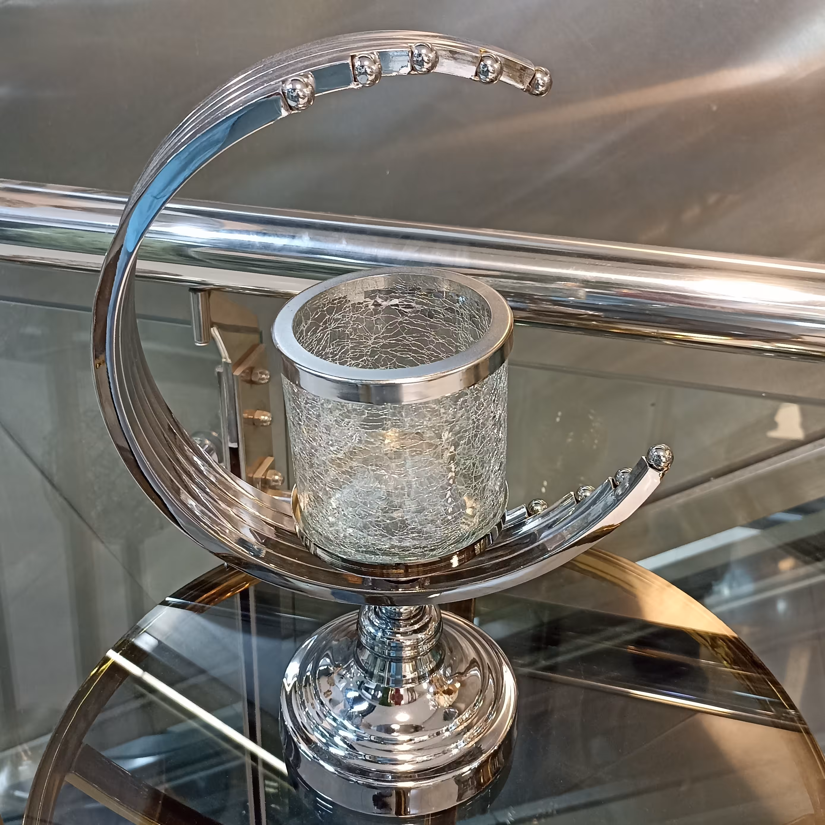 شمعدان مدل هلال ماه سایز متوسط رنگ نقره ایی 