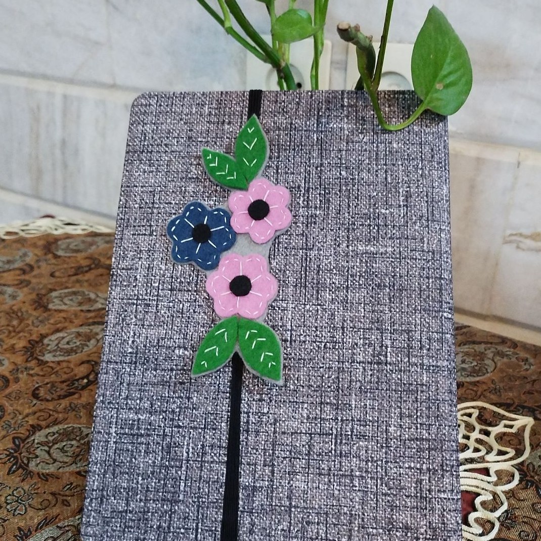 نشانگر کتاب نمدی طرح گل و برگ