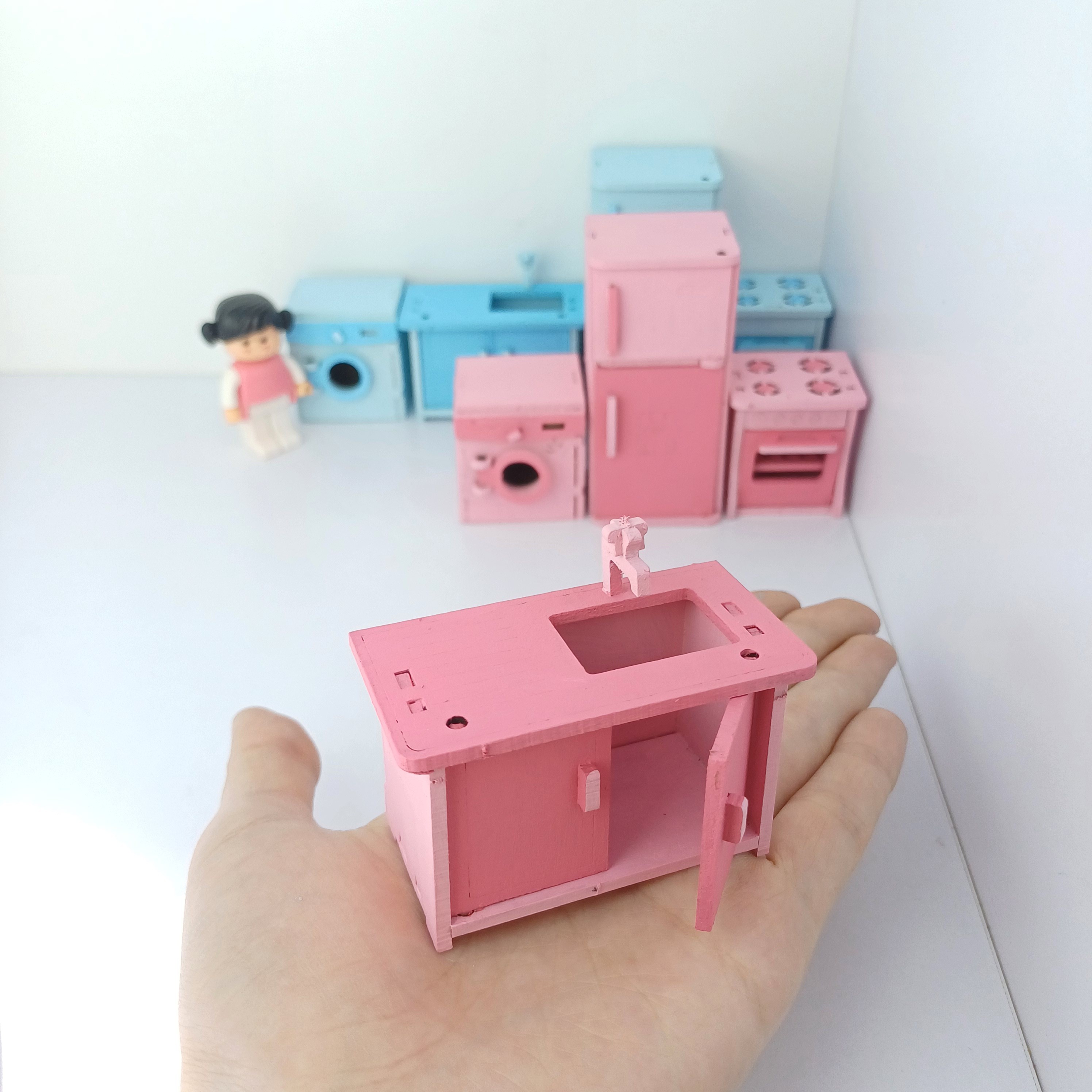 پک آشپزخانه مینیاتوری چوبی 4 تکه برای خانه عروسکی و باربی در رنگ دلخواه