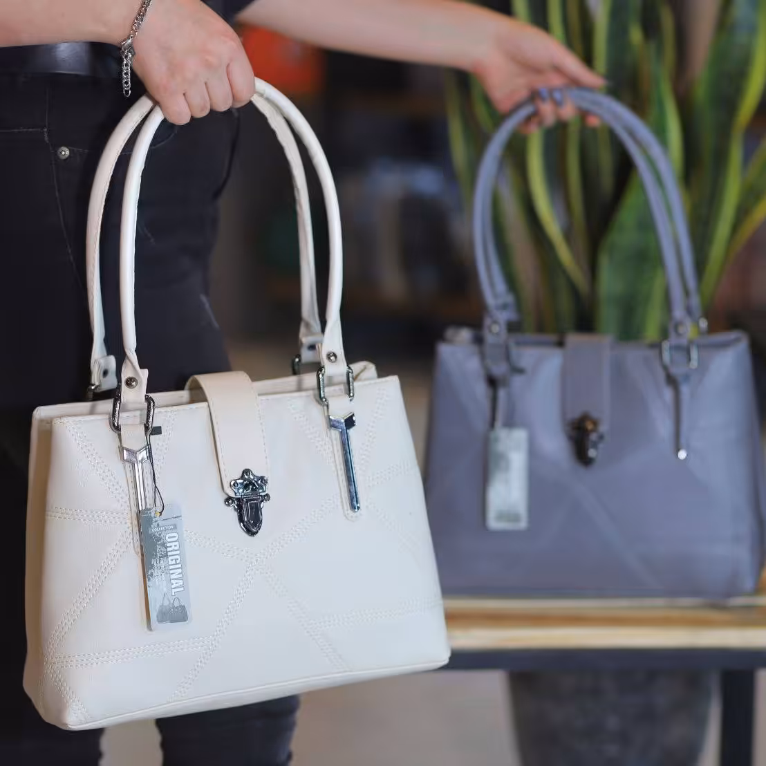 کیف زنانه و دخترانه چرم مشکی و کرم  (ارسال رایگان)