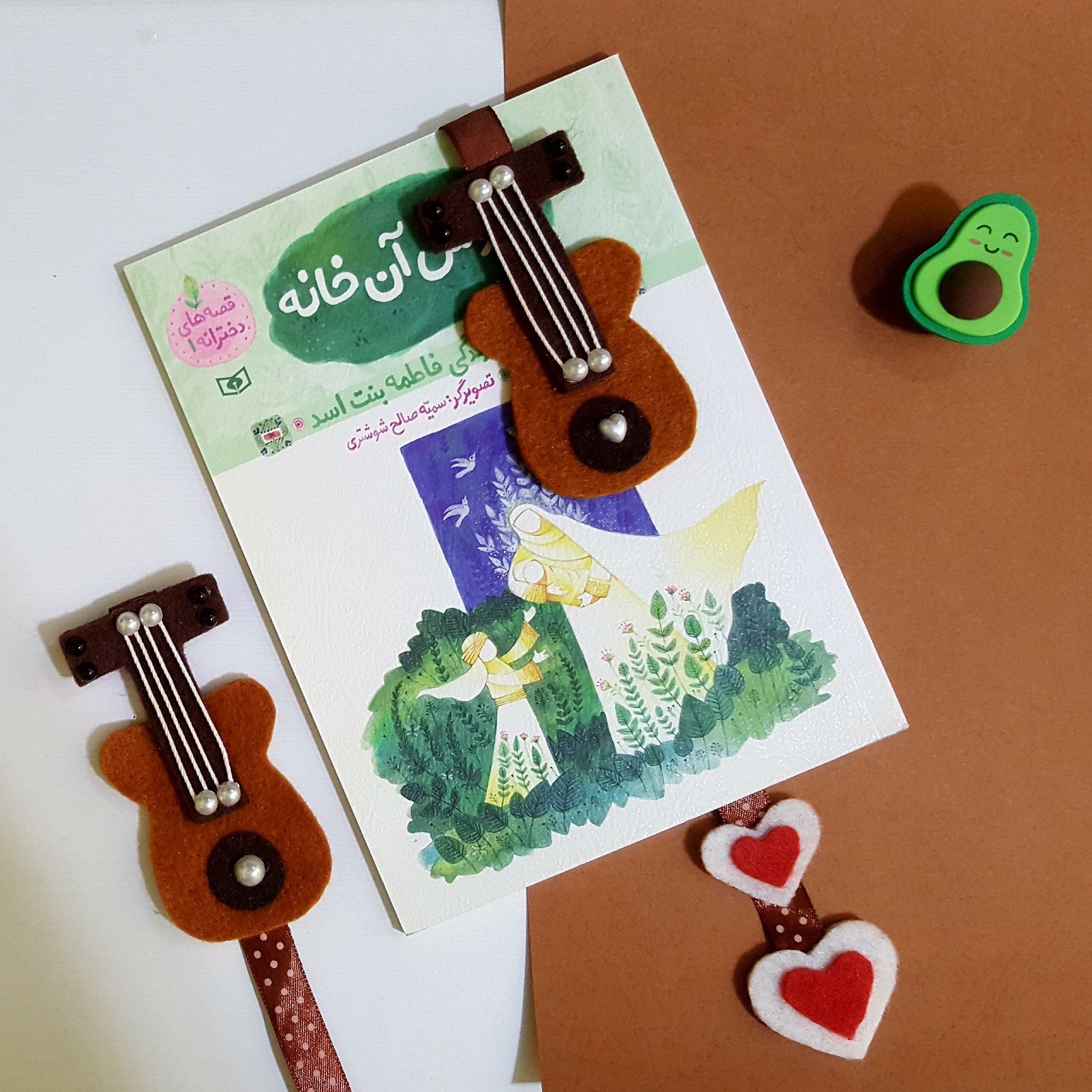 بوک مارک کار دست مدل گیتار رنگ قهوه ای 