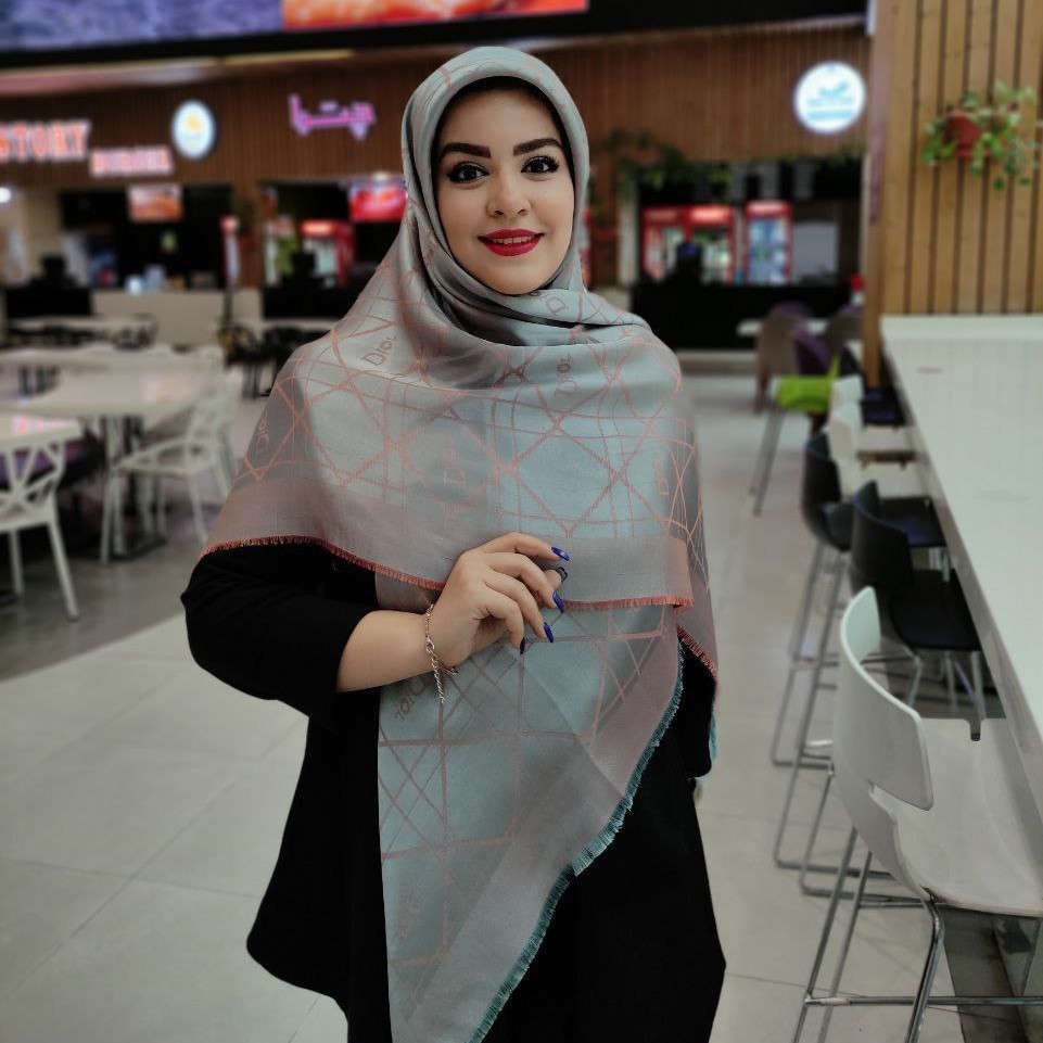 روسری نخ ابریشم ژاکارد دورو لمه دار وارداتی قواره 140 رنگ نقره ای صورتی طرح دیور خطی ارسال رایگان