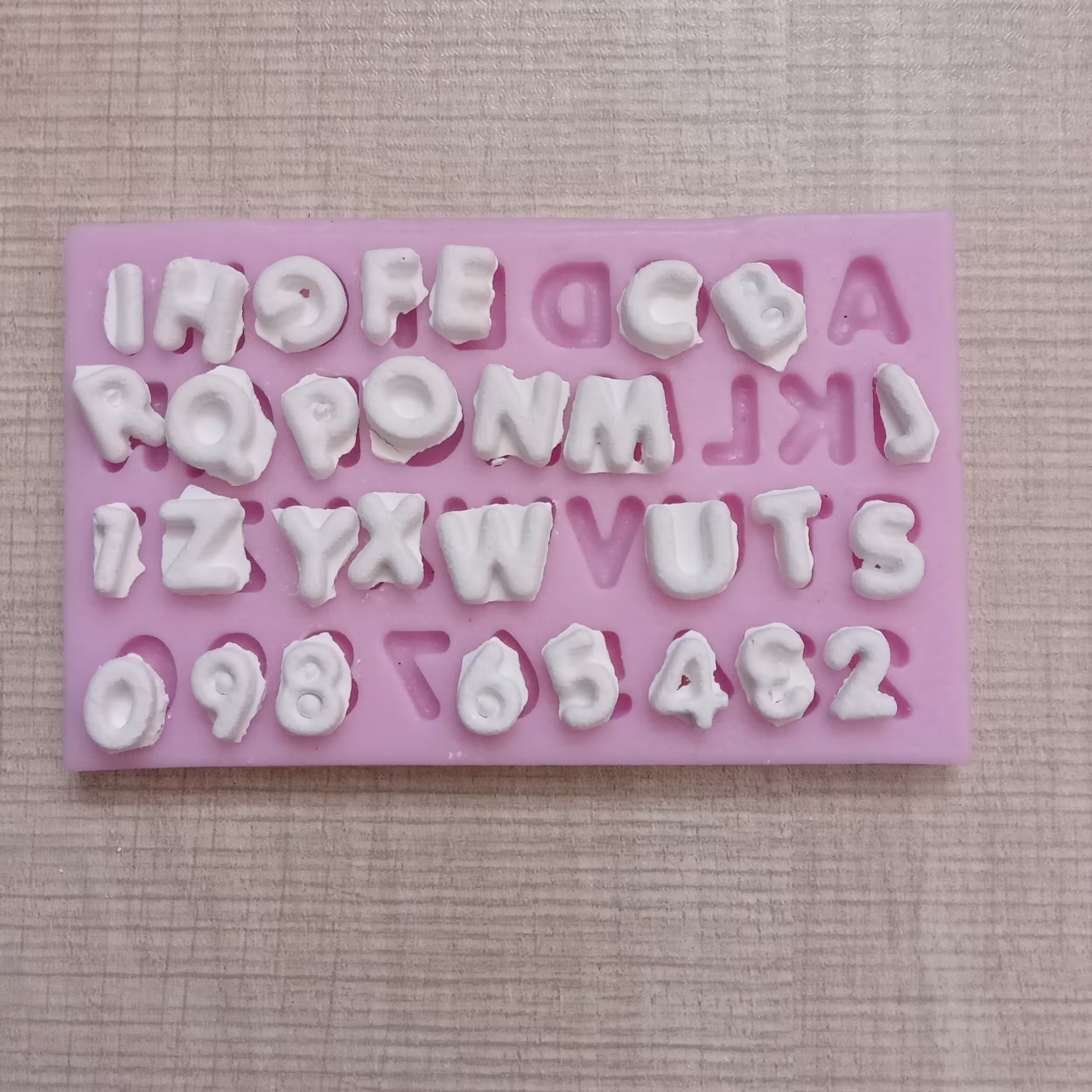 بیس خام حروف و اعداد یک سانتی  مناسب تابلوهای دکوراتیو اتاق کودک و استند اسم جنس بیس از پودر سنگ هنری 