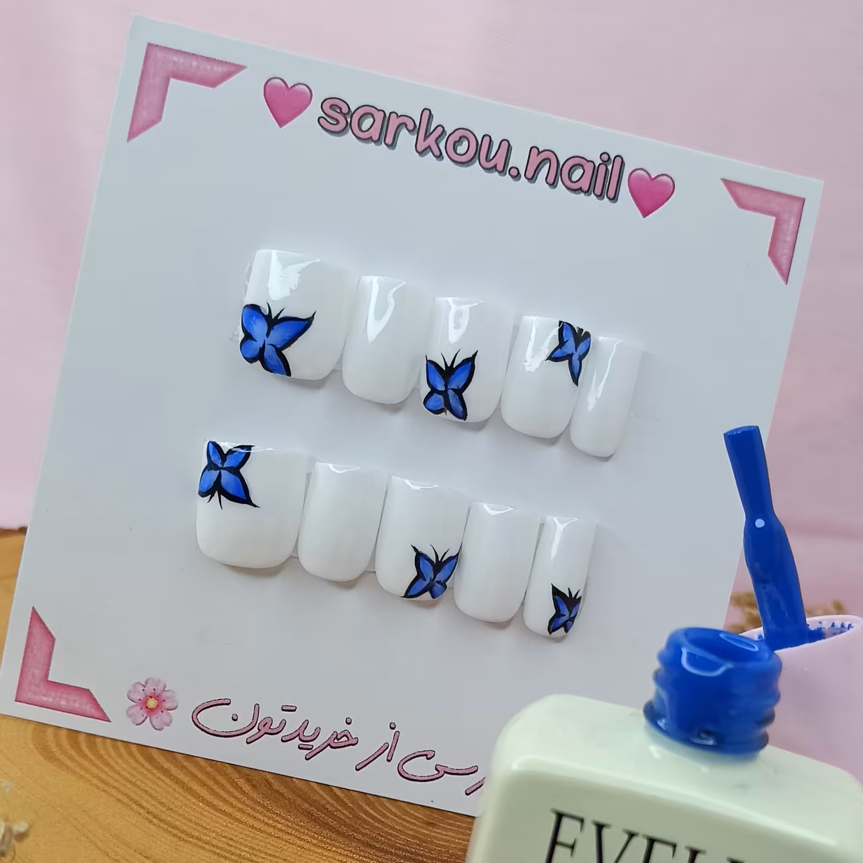 ناخن مصنوعی ساخته شده با مواد کاشت طرح پروانه آبی