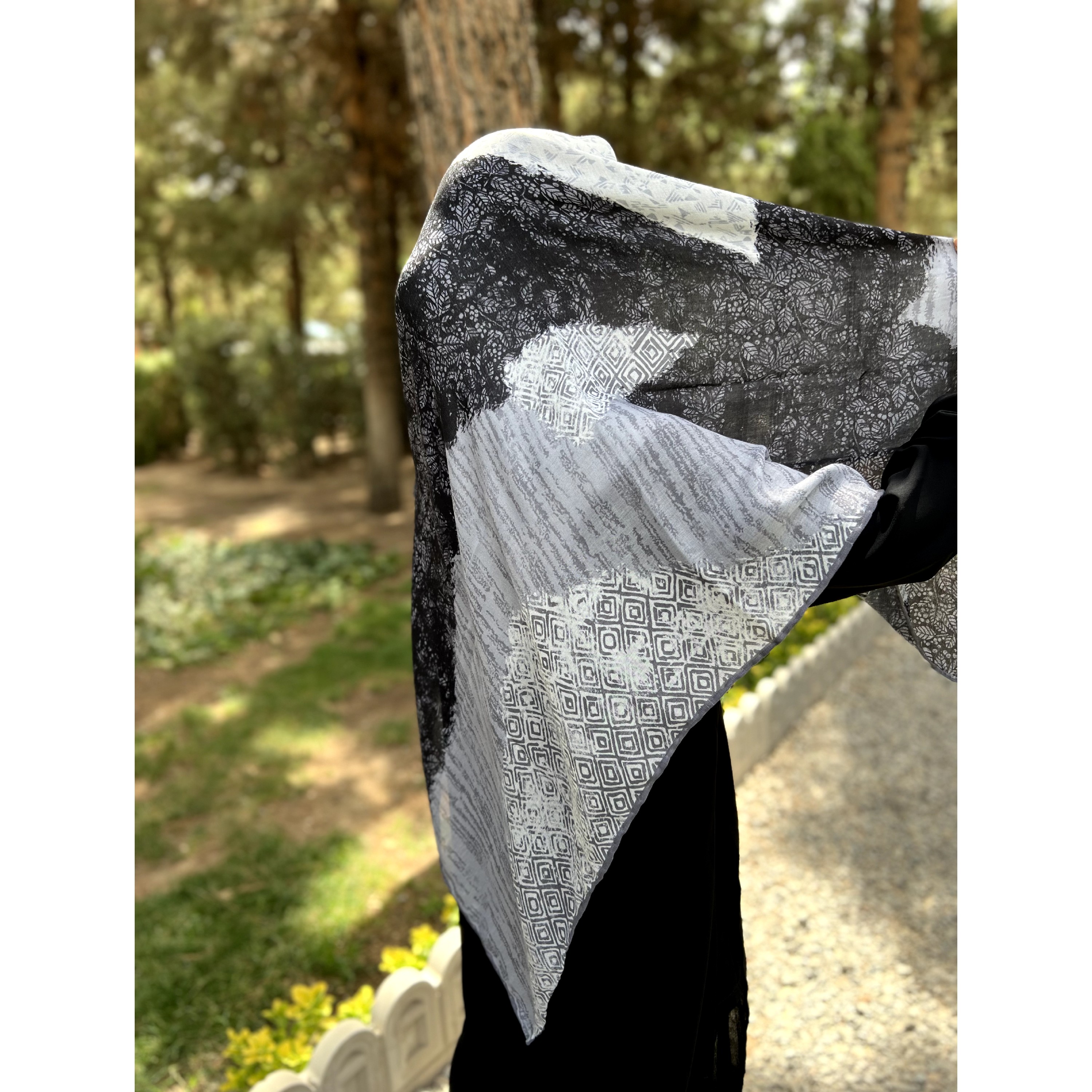 روسری سفید مشکی خوش طرح جذاب
