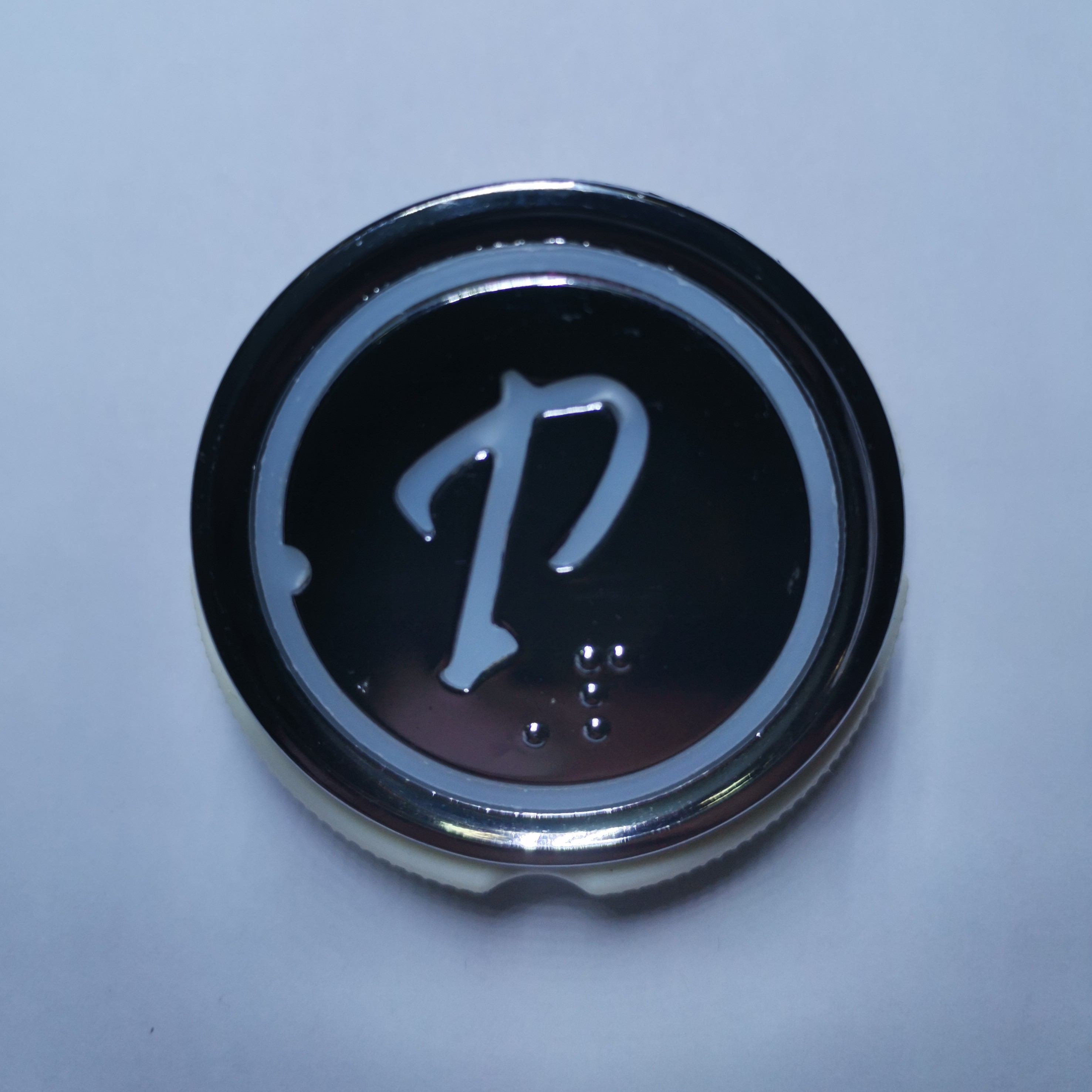 کلید شستی P ( پارکینگ) مخصوص صفحه کلید  کابین  نور   قرمز    رنگ نقره ای