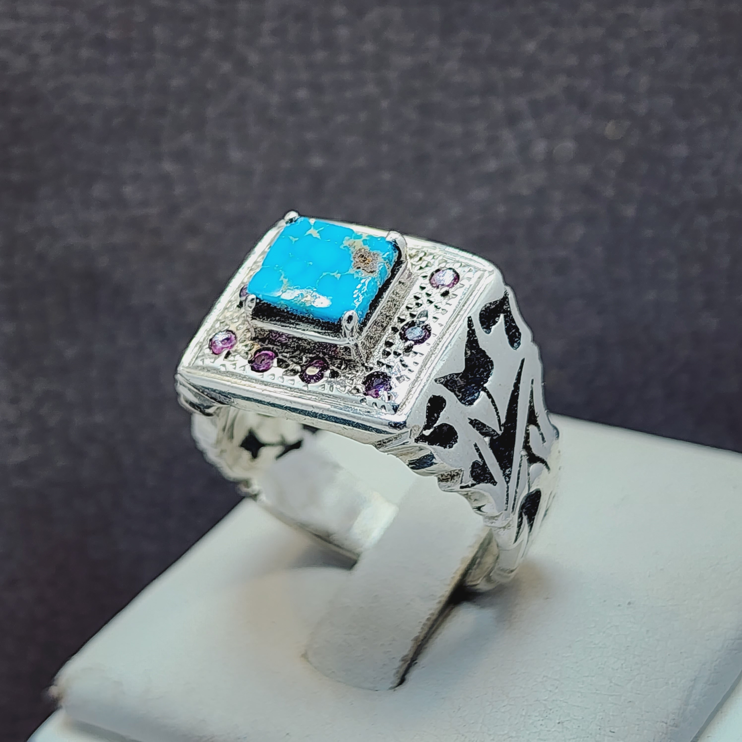 نگین فیروزه نیشابوری با رکاب نقره زیبای مردانه دستساز مخراج یاقوت سرخ رنگ ثابت مدل گل لاله