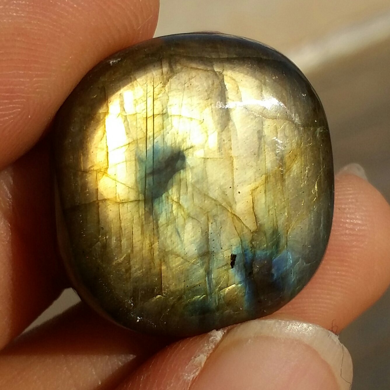 نگین لابرادوریت وارداتی از کشور لابرادور کانادا با تلالوئی بی نظیر و چشم نواز کد 10149