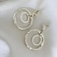 گوشواره زنانه تاش مدل حلقه درهم