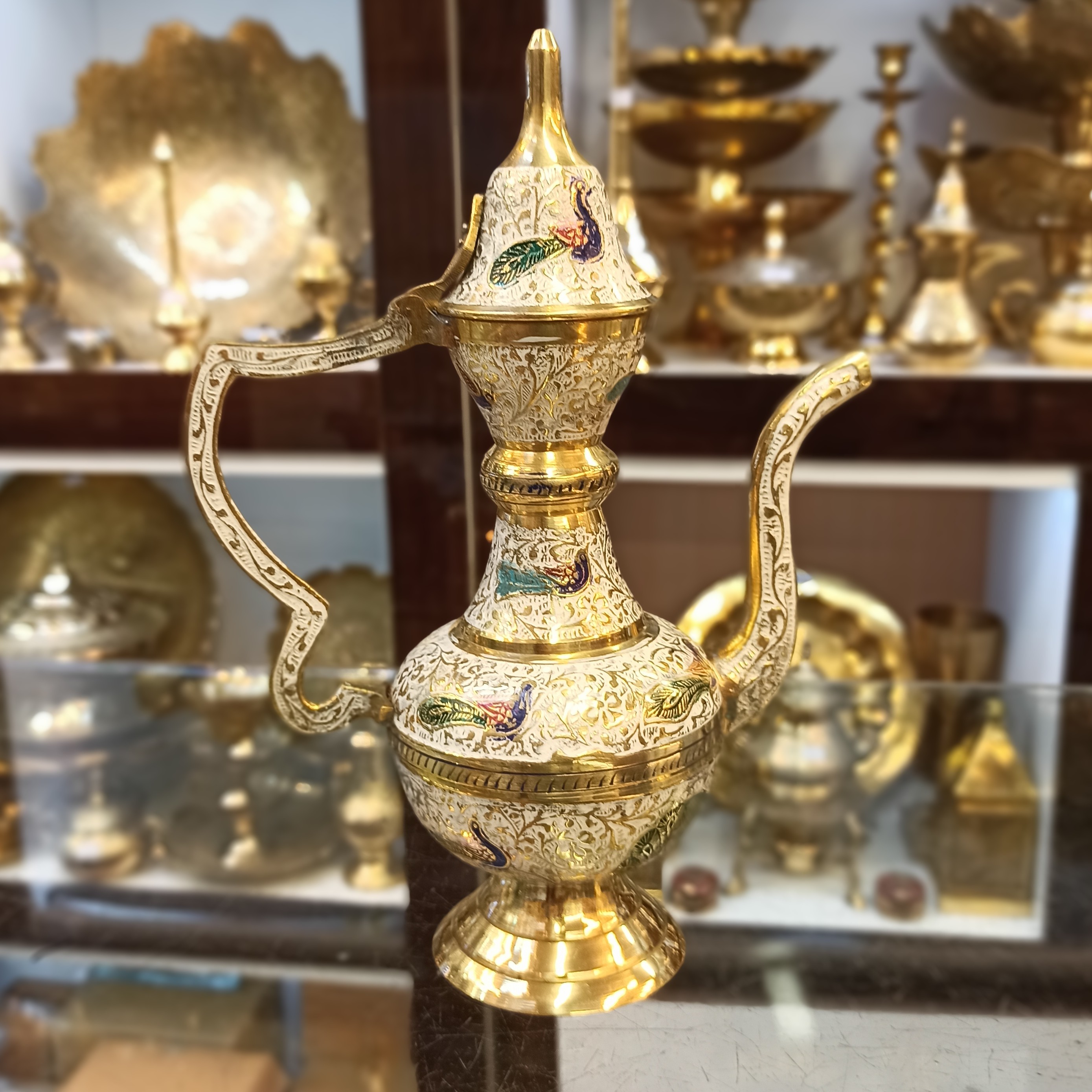 آفتابه برنجی طلایی گلاب پاش برنجی طلایی پرکار و ریزقلم مناسب برای دیزاین جلومبلی و انواع باکس و میزگرد فقط طلایی موجوده