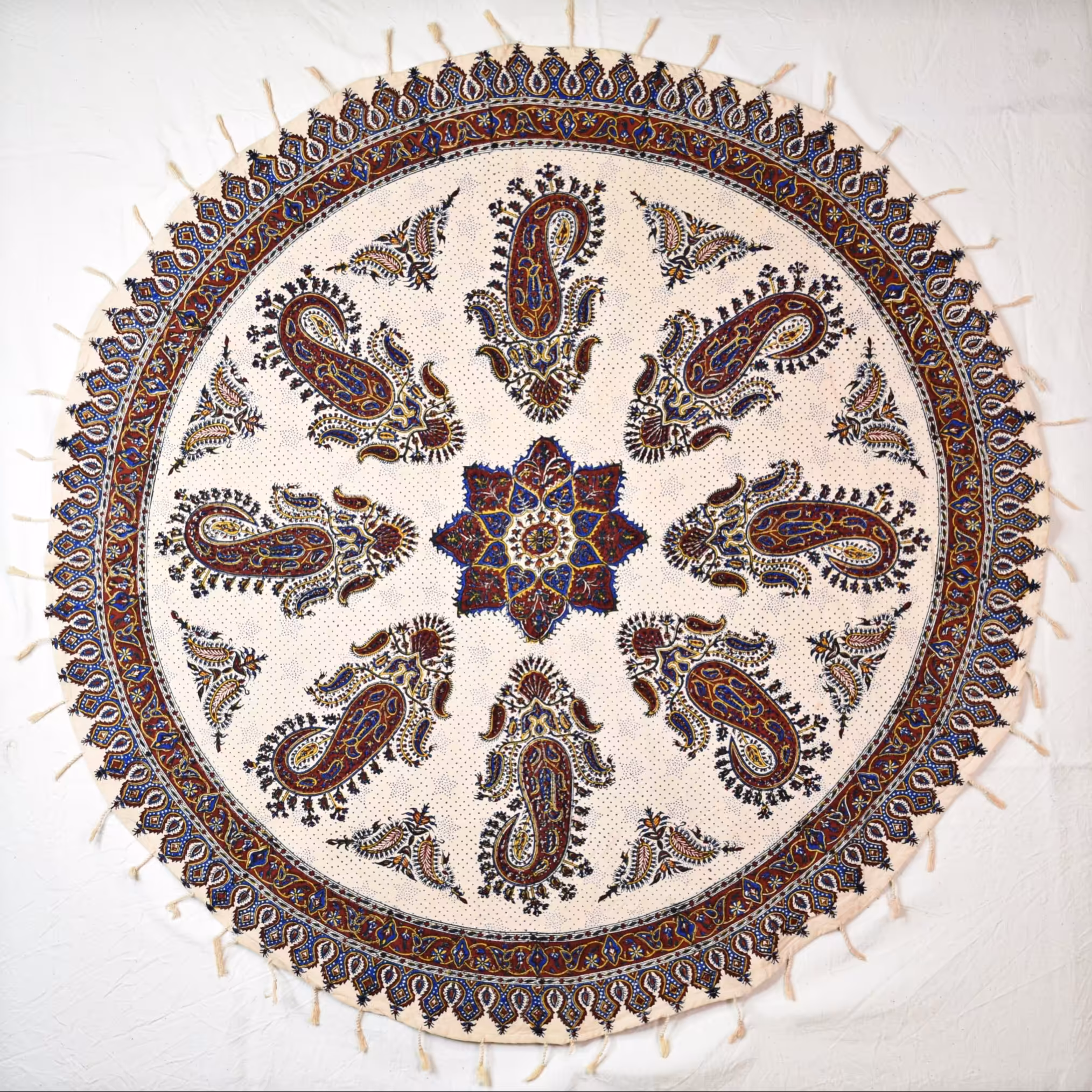 رومیزی قلمکار صدر مدل گرد طرح بته جقه کد 120
