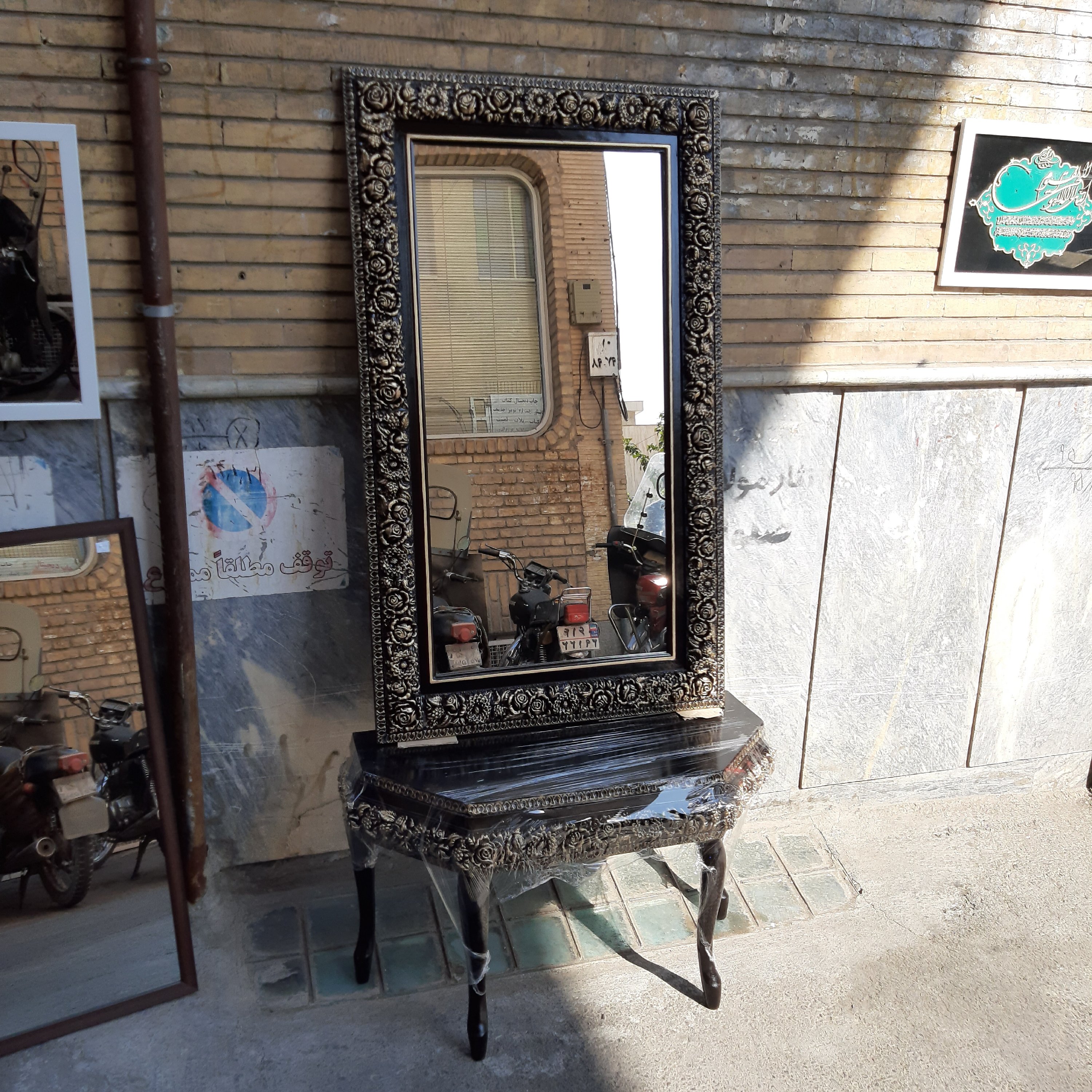 آینه و کنسول چوبی قهوه ای سوخته گل طلایی(125در75)