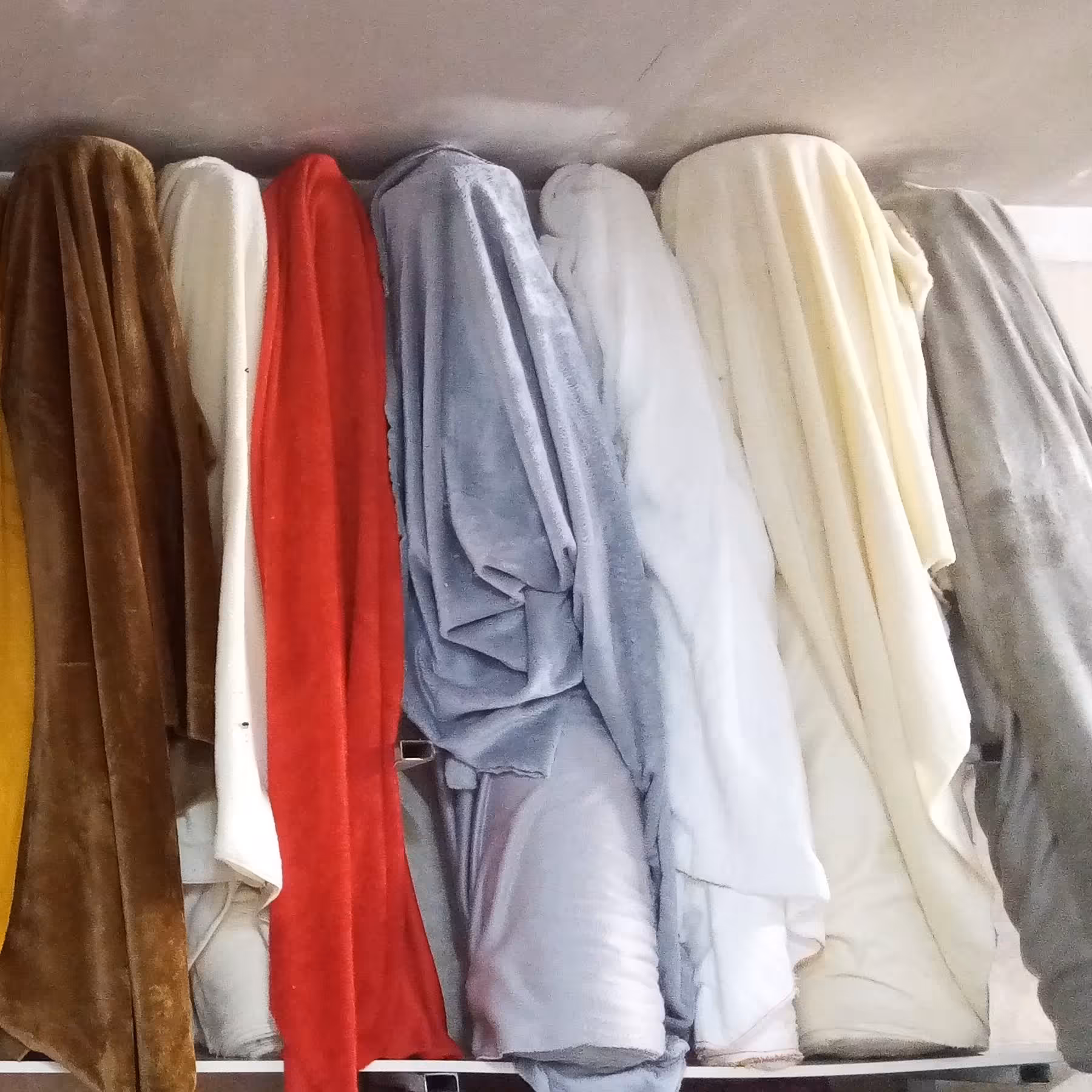 مخمل تدی دو رو هر متر 150 تومن و یک نوع یک رو متری 130 تومن