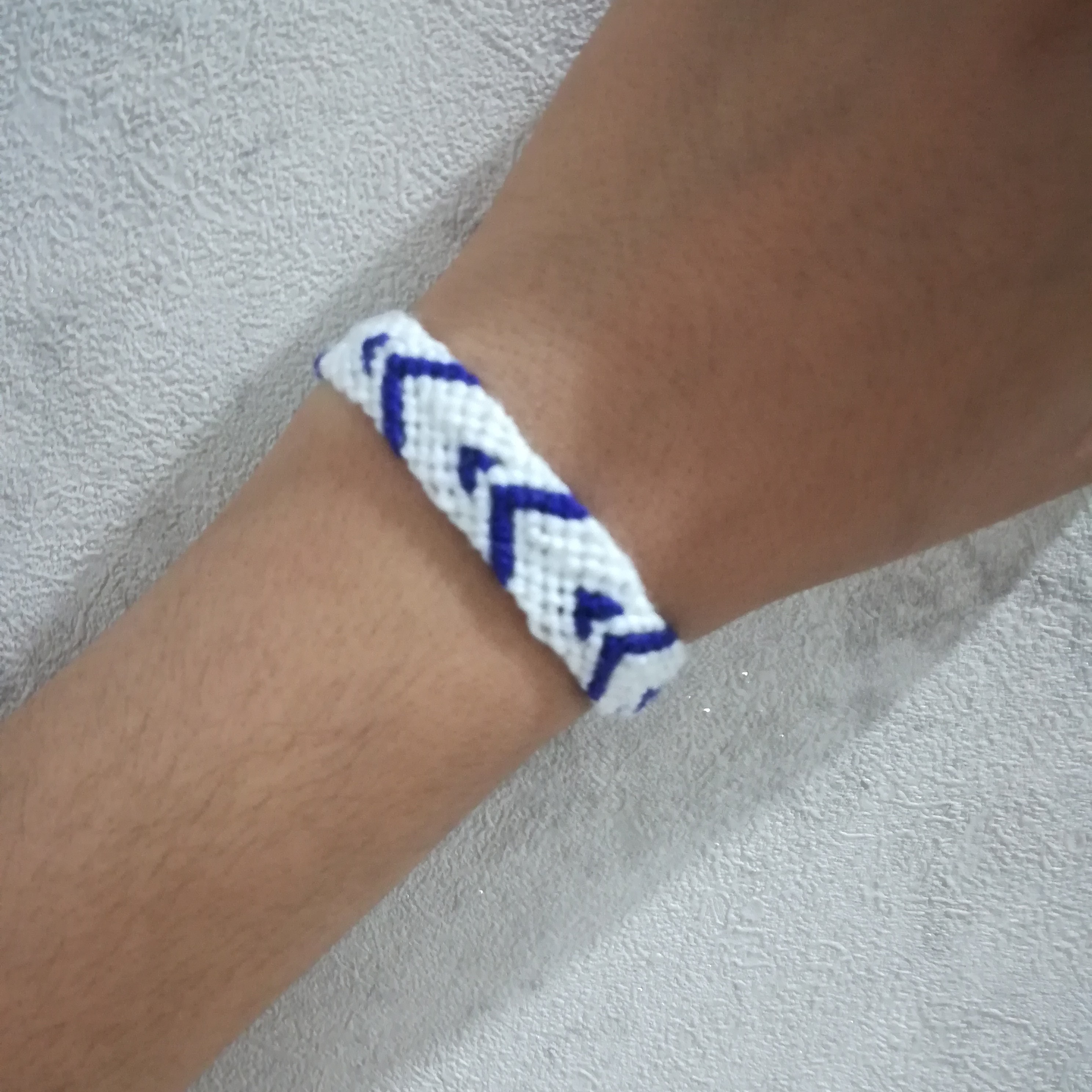 دستبند دوستی سفید و بنفش بافتنی طرح قلب