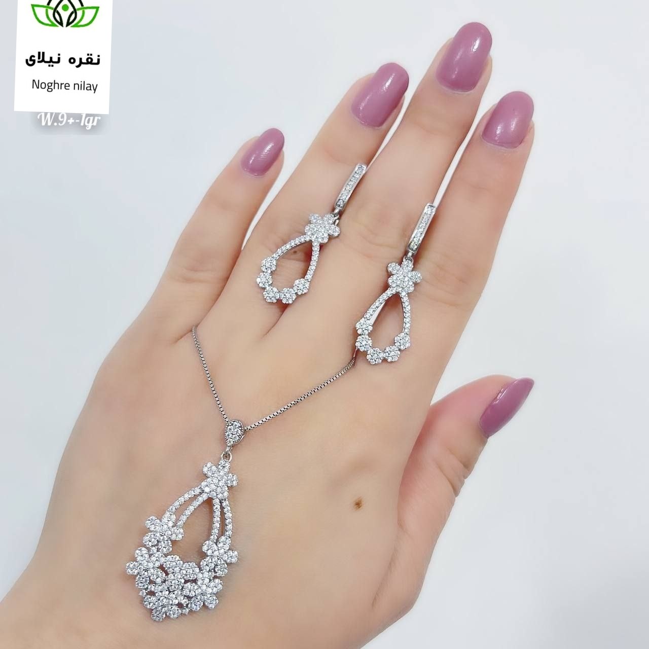 نیم ست  نقره عیار 925، بدون زنجیر  آبکاری طلا سفید  دارای رنگ ثابت تضمینی  ارسال رایگان  و  دارای فاکتور معتبر 