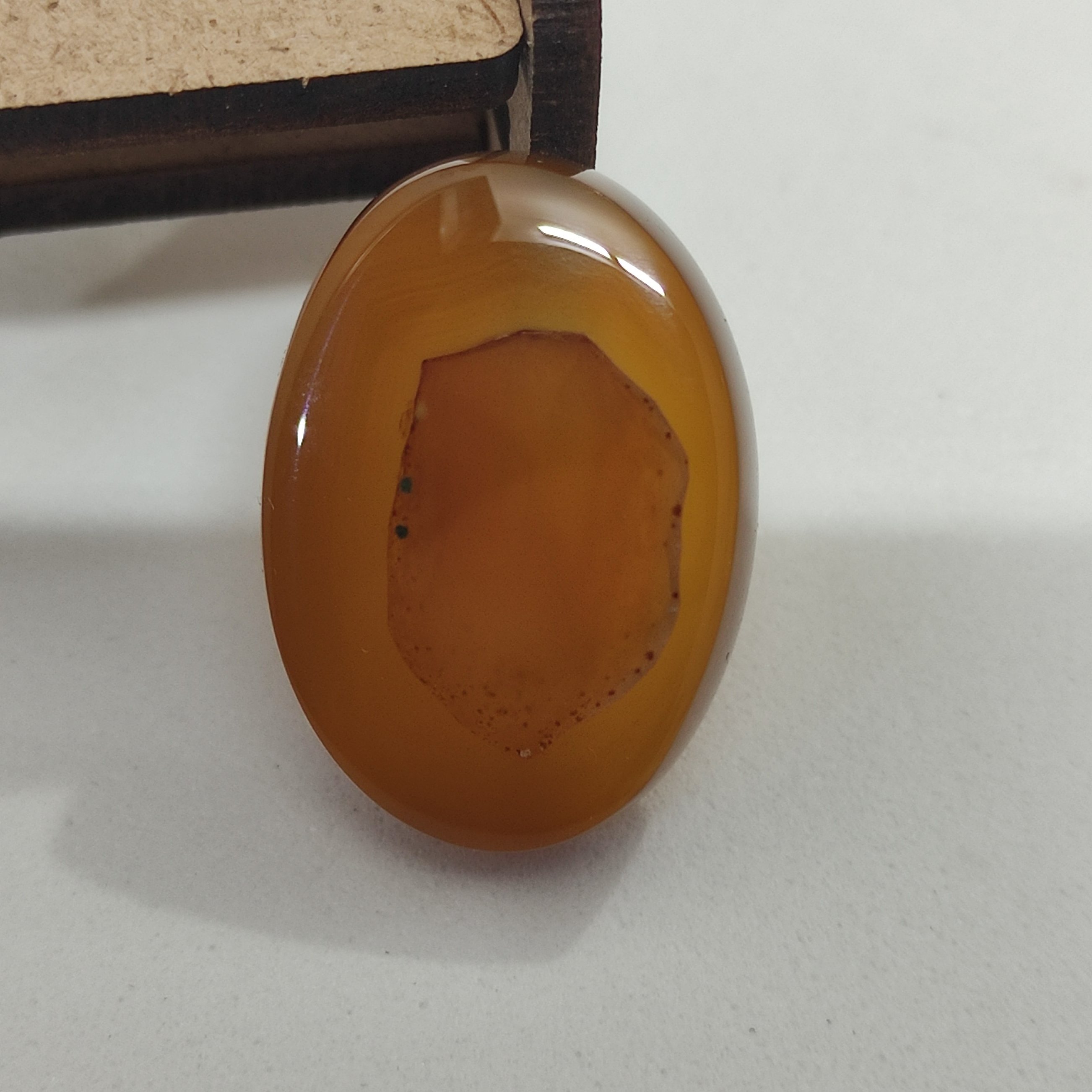 نگین عقیق عسلی کاملاً طبیعی و معدنی 