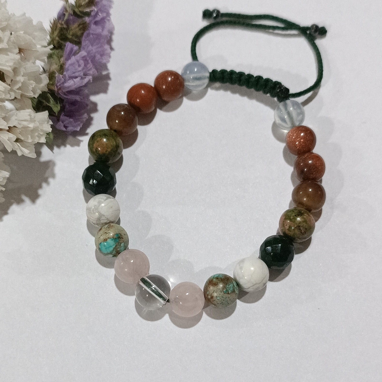 دستبند سنگ ماه مهر ترکیب سنگ های اصل مهرماه با گره کشویی قابل تنظیم