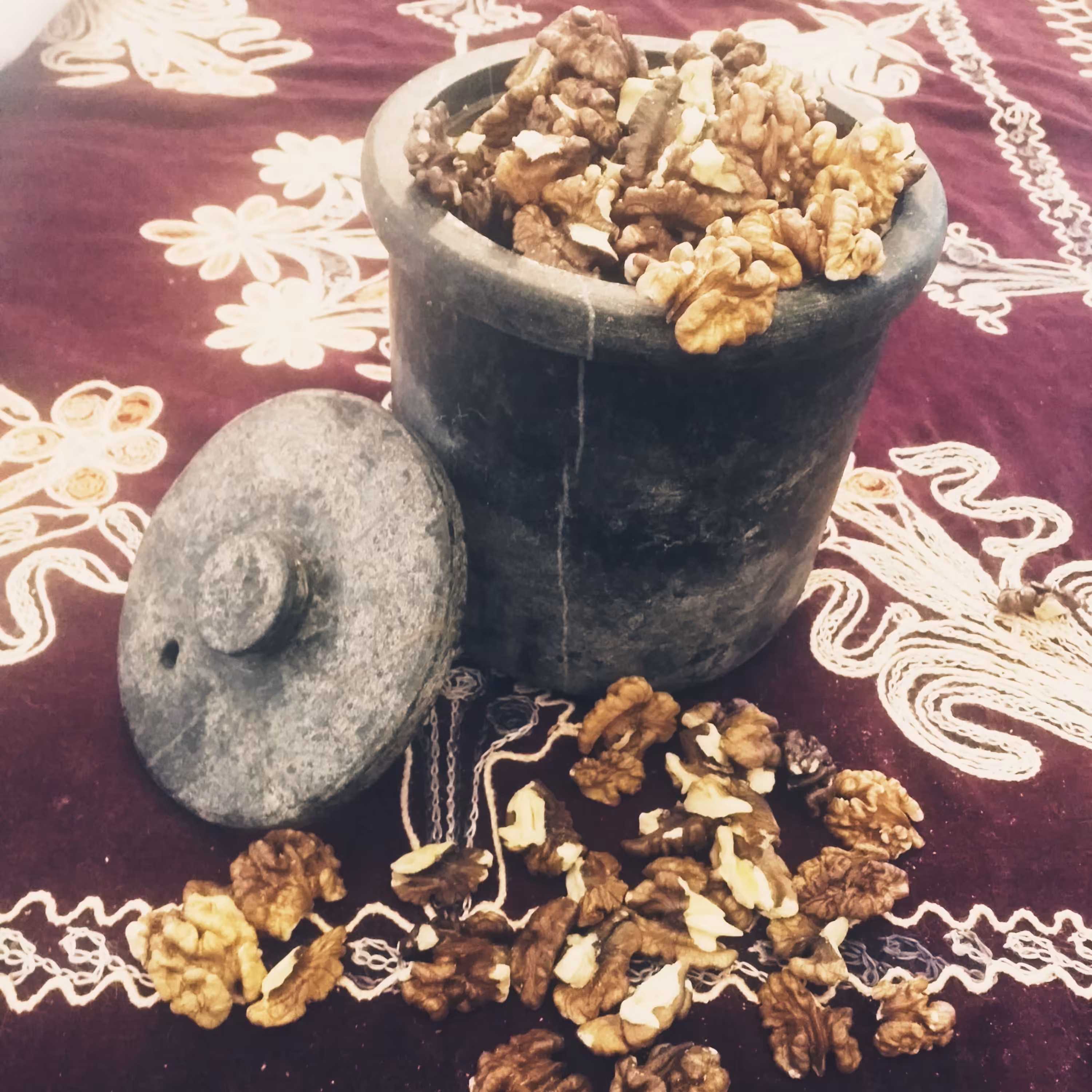 مغزگردو قهوه ای خورشتی  روزشکن تفرش 1کیلویی (فاقد سموم شیمیایی)  1402