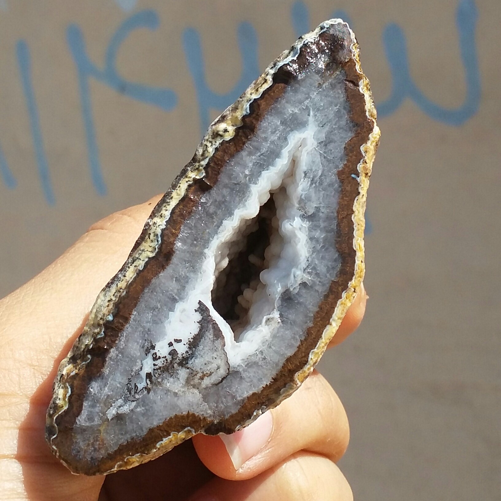 اسلایس سنگ راف عقیق منظره توپی توخالی پر بلور  برفکی خااااص 100 در 100 طبیعی شاهکار خلقت نمونه ای تکرار نشدنی کد 11005