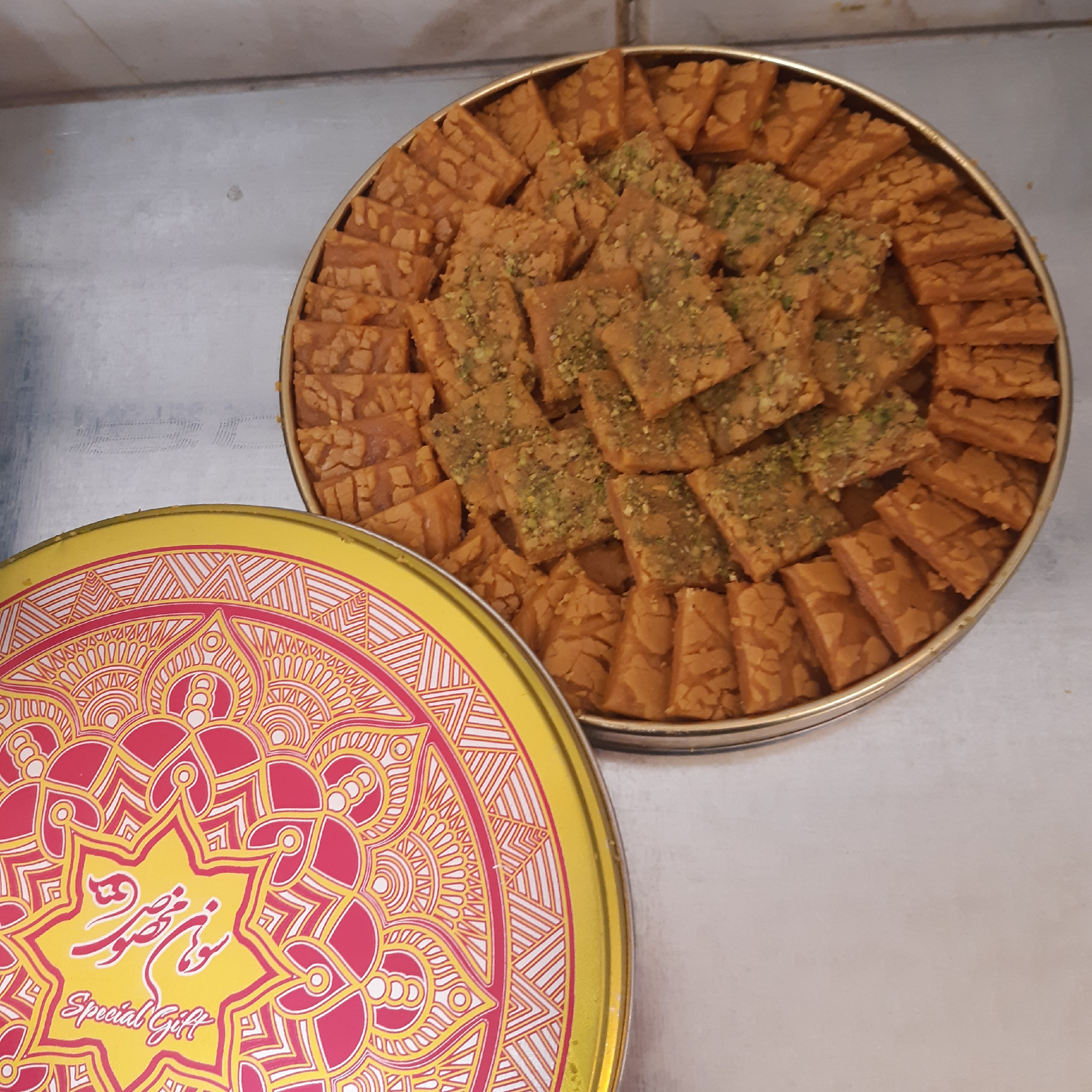سوهان باقلوایی مخلوط (کره ای نباتی ) زعفرانی 600 گرمی