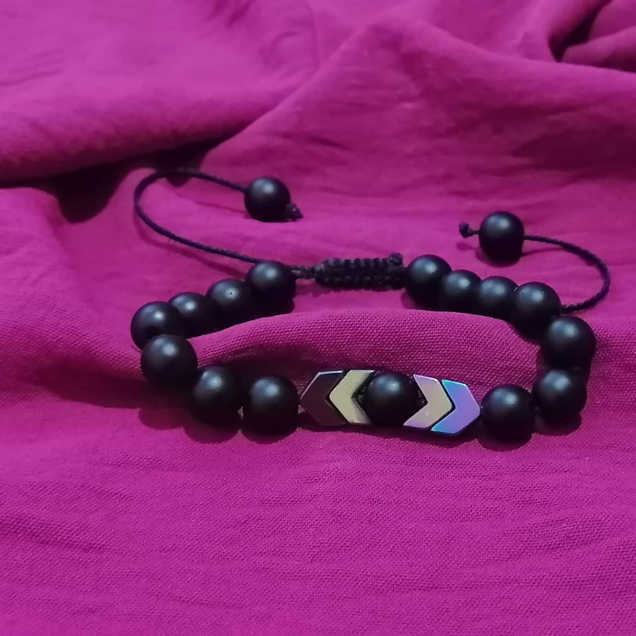 دست بند با مهرهای اونیکس و حدید.